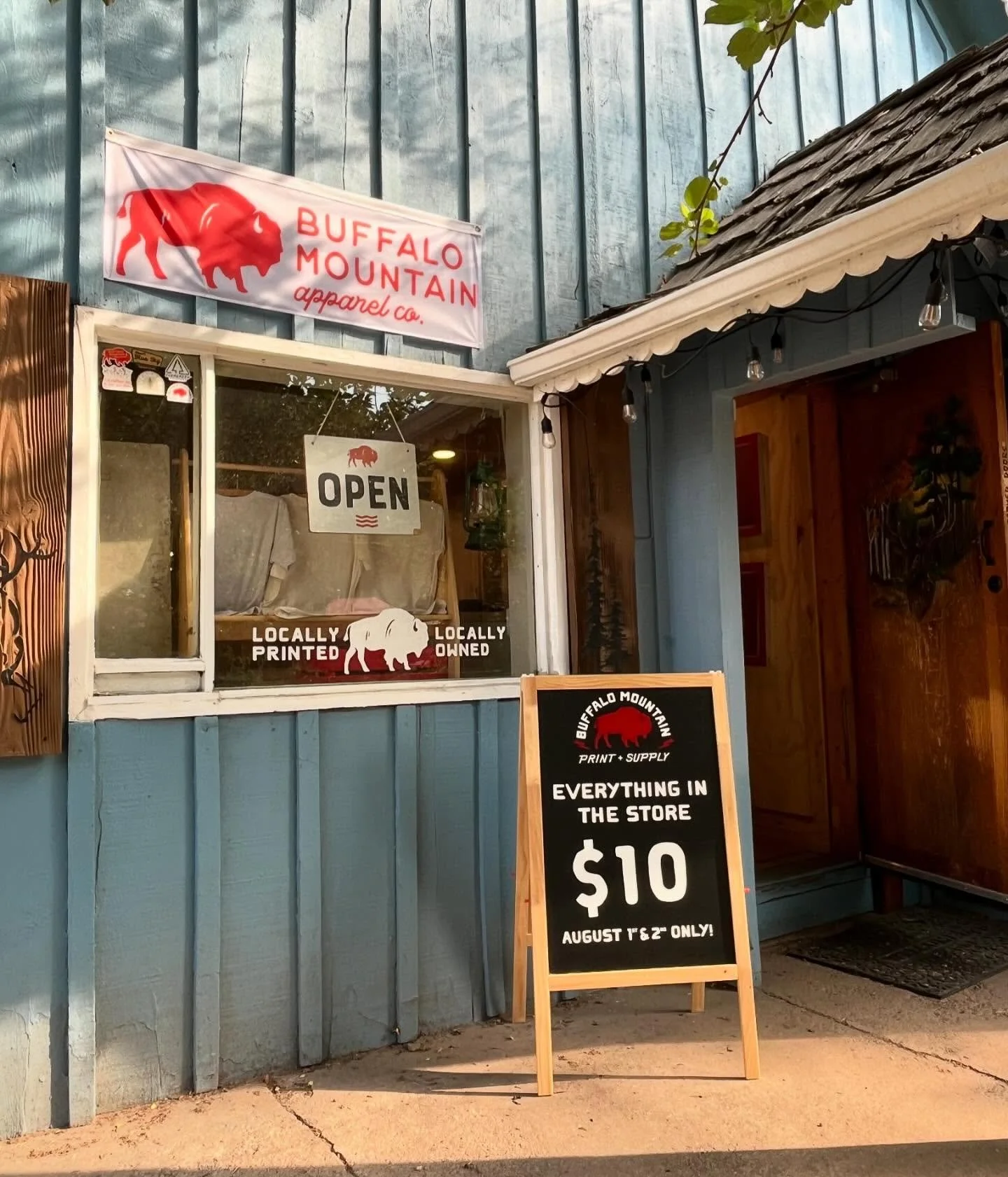 We&rsquo;re winding down summer with a bang today and tomorrow&mdash;everything in the store in Evergreen is $10! Today and tomorrow only. We&rsquo;re open 10-6 both days!

#evergreenco #shopcolorado #shopsmall #printshop #apparel #downtownevergreen 