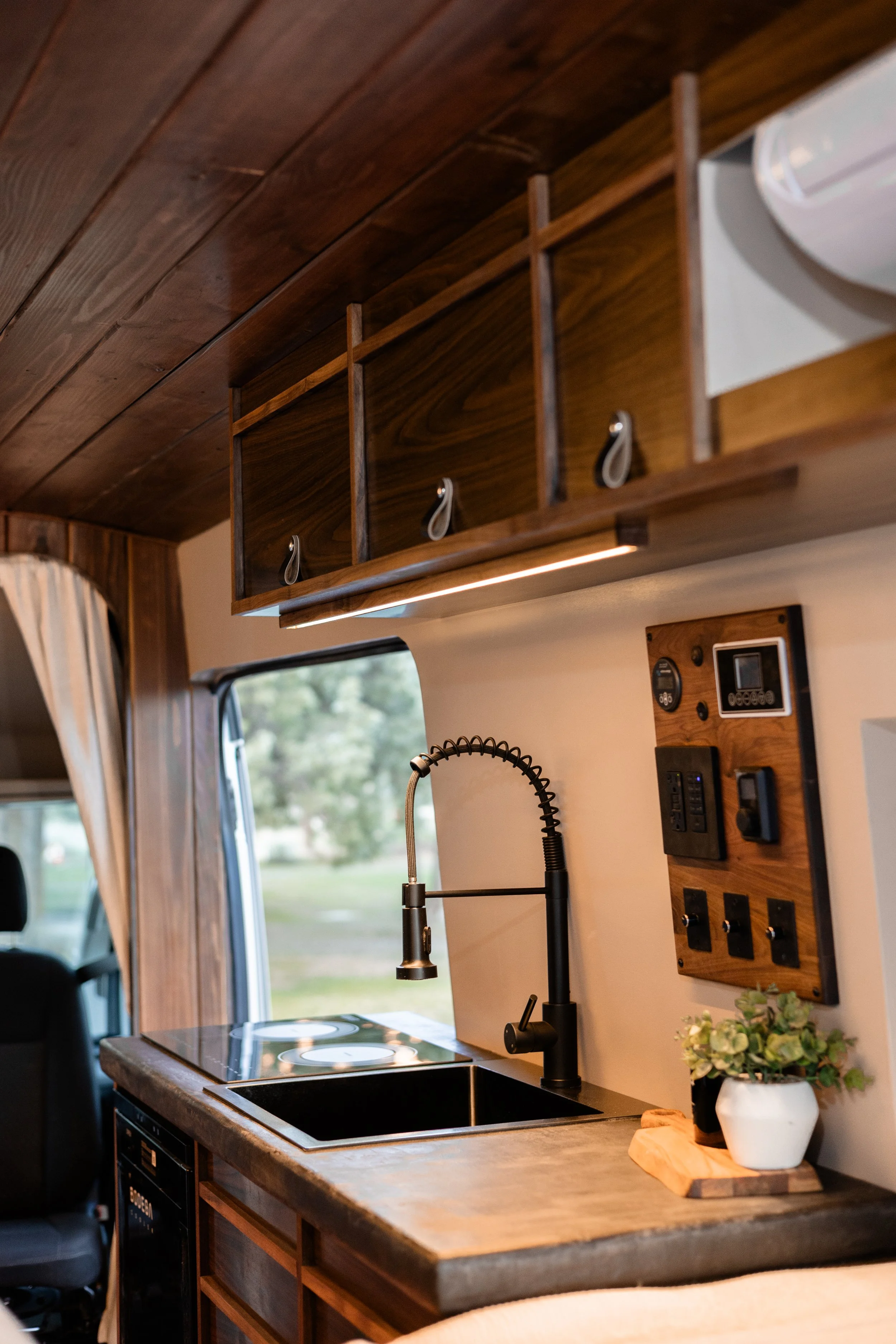 DobsonVan_Carlywesolowskiphotography-13.jpg