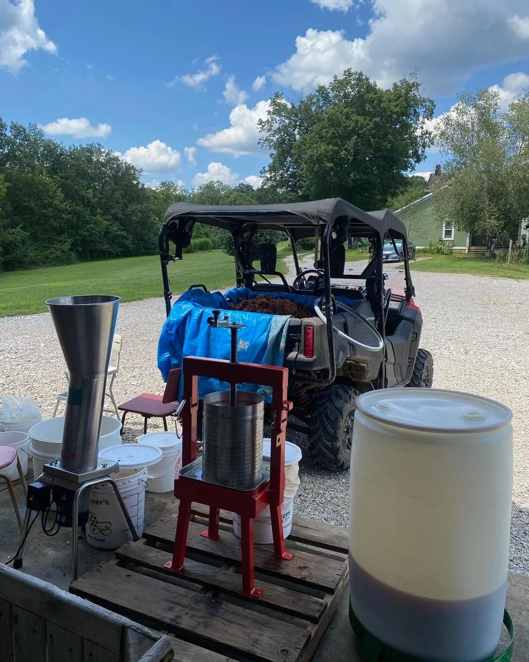 Some days pressing looks like this (pic 1)&hellip; and some days we&rsquo;ve got to bring out the big guns (pic 2). 💪🍎

Our small setup is perfect for fine-tuning blends, trying single-varietal presses, and &mdash; bonus &mdash; keeping cleanup qui