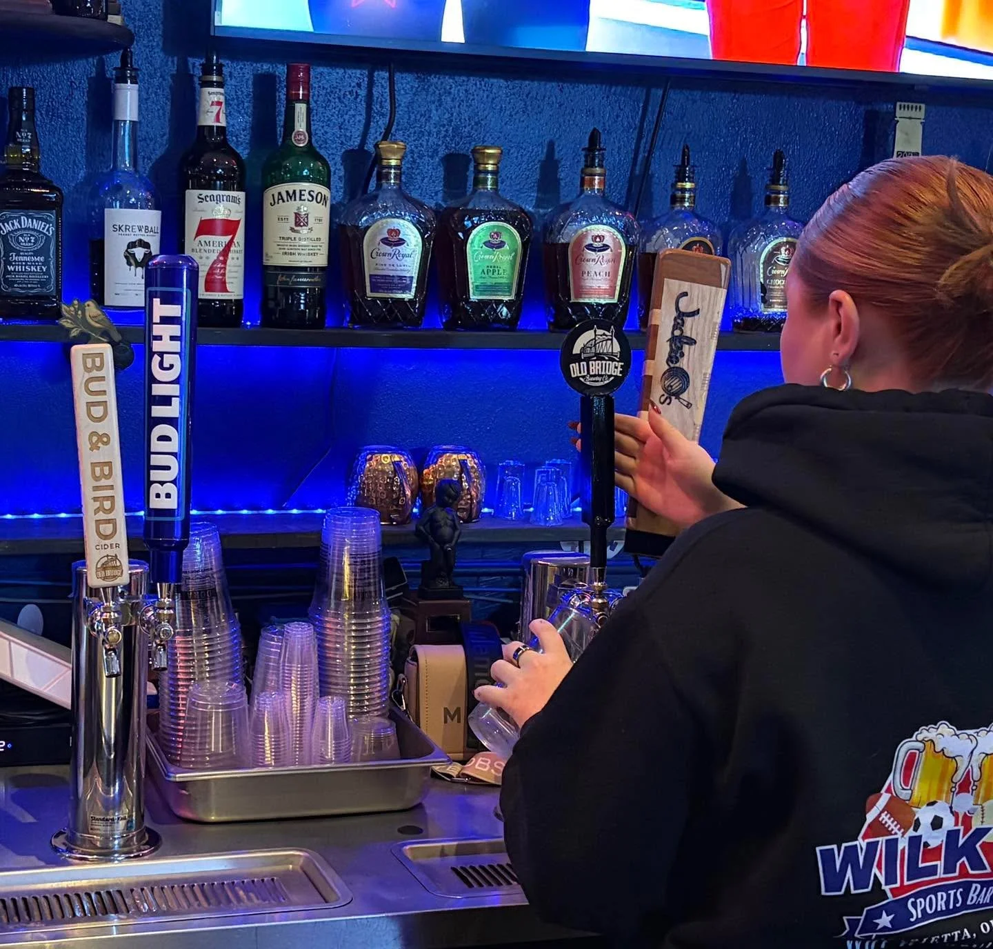 New taps, new hangout 🍺🍎 
Bud &amp; Bird Cider and @oldbridgebrewingcompany are now on tap at @wilkyssportsbar &mdash; friendly regulars, cold pours, and a neighborhood feel that just makes sense. Just like they say at Wilky&rsquo;s&hellip;Why Woul