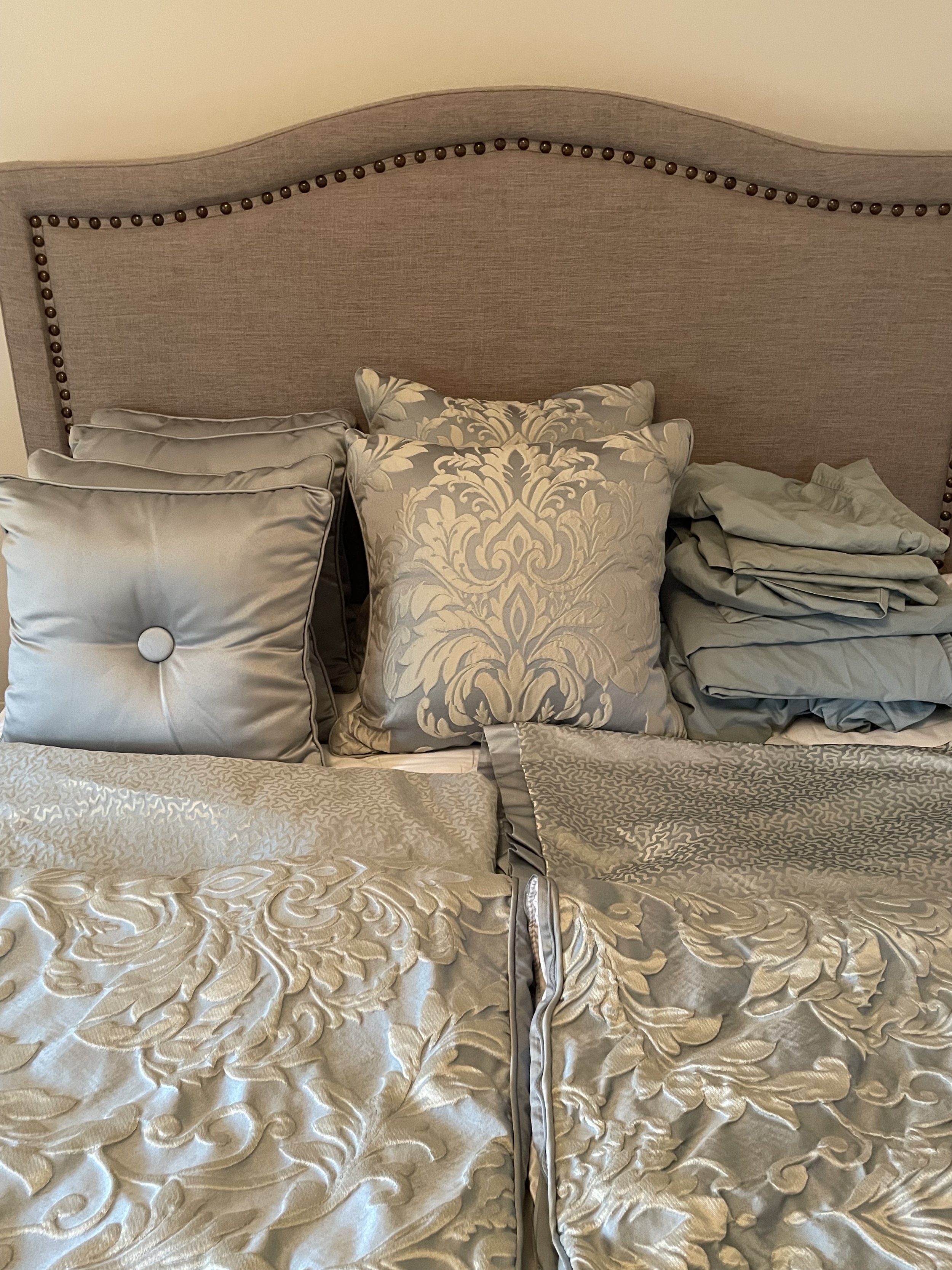 King Fieldcrest Sheet Set w/ Dust Ruffle, King Pillow Cases (5), Euro Shams (4) & Throw Pillows (6) - $100