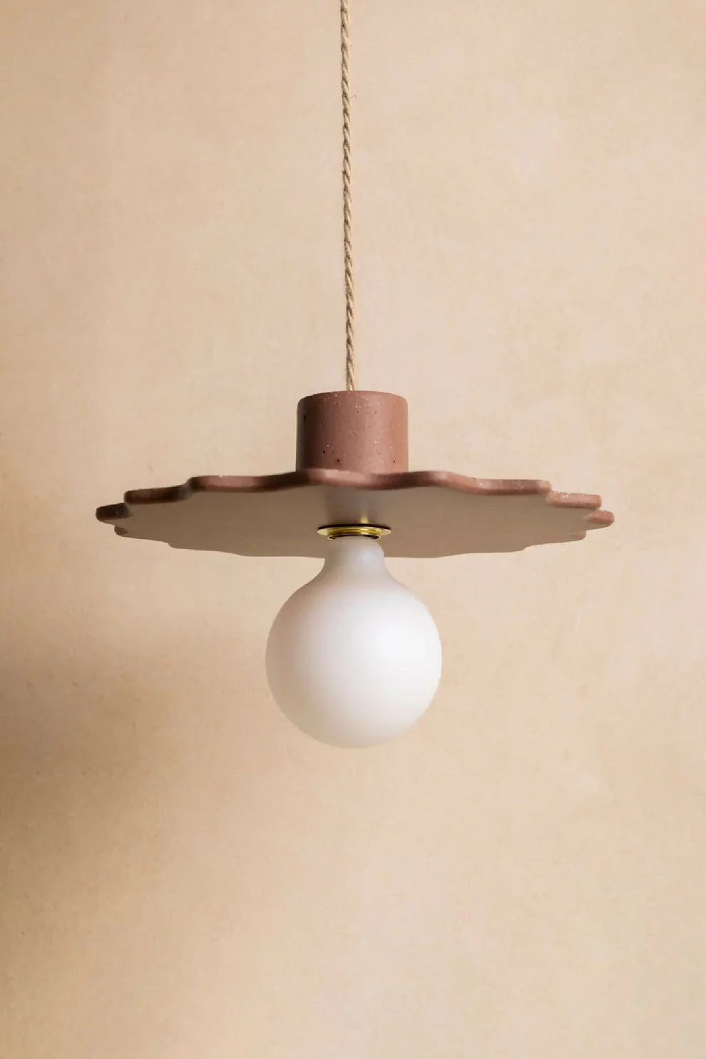Suspension-plafonnier-luminaire-artisanal-en-beton-fait-main-artisanat-francais-5.webp