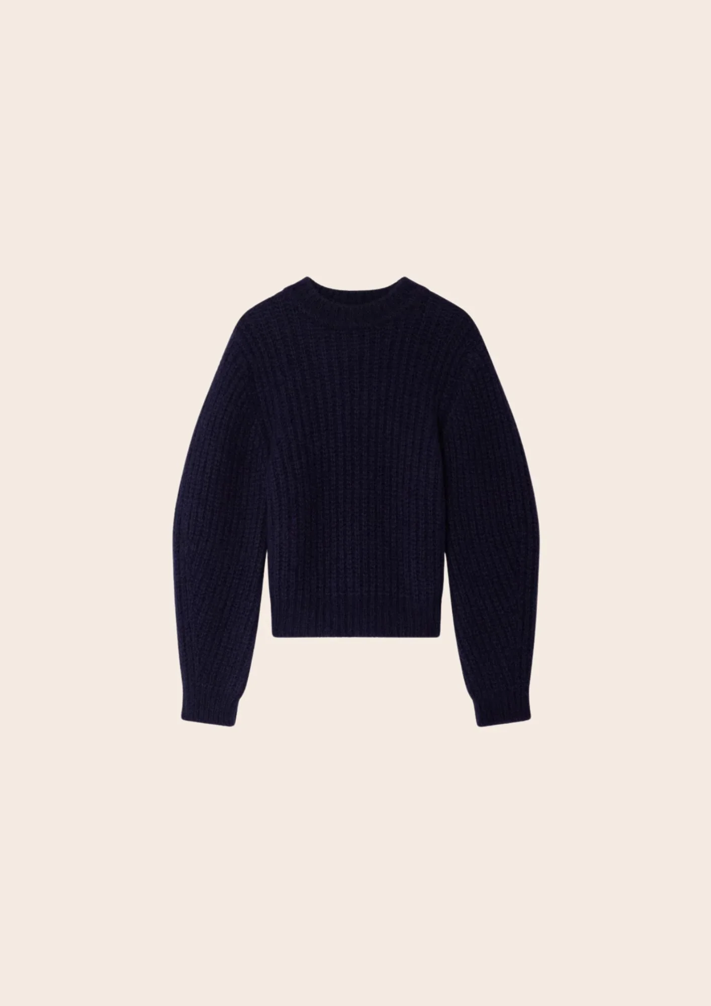 Un pull navy en maille côtes perlées duveteuses à porter avec un jean bleu