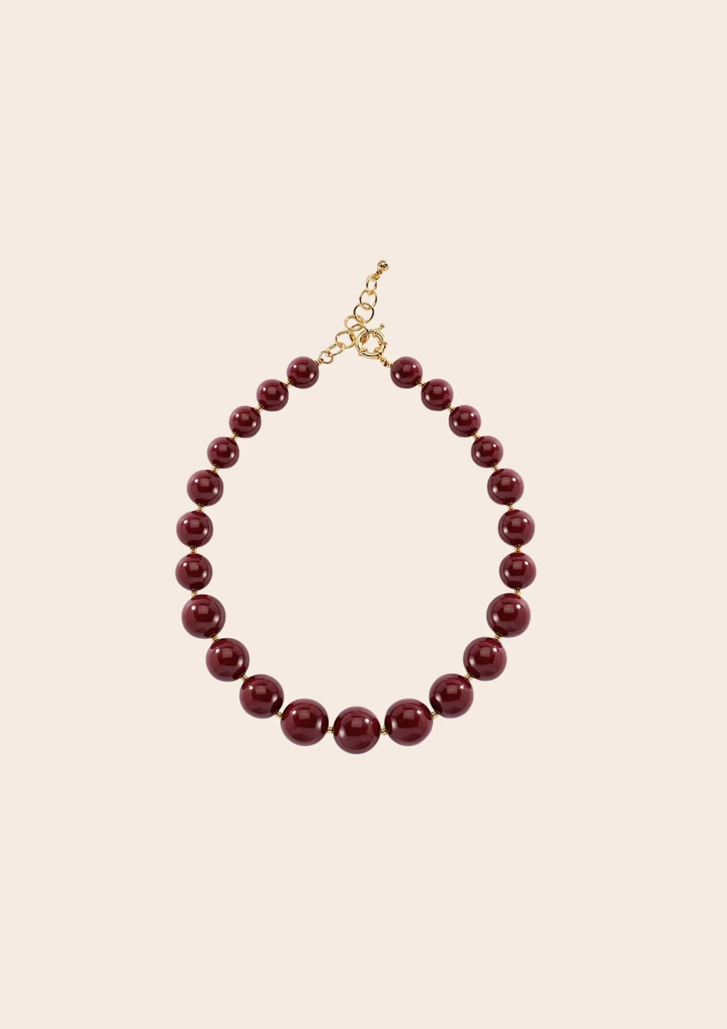 Le collier de perles coloris bordeaux **