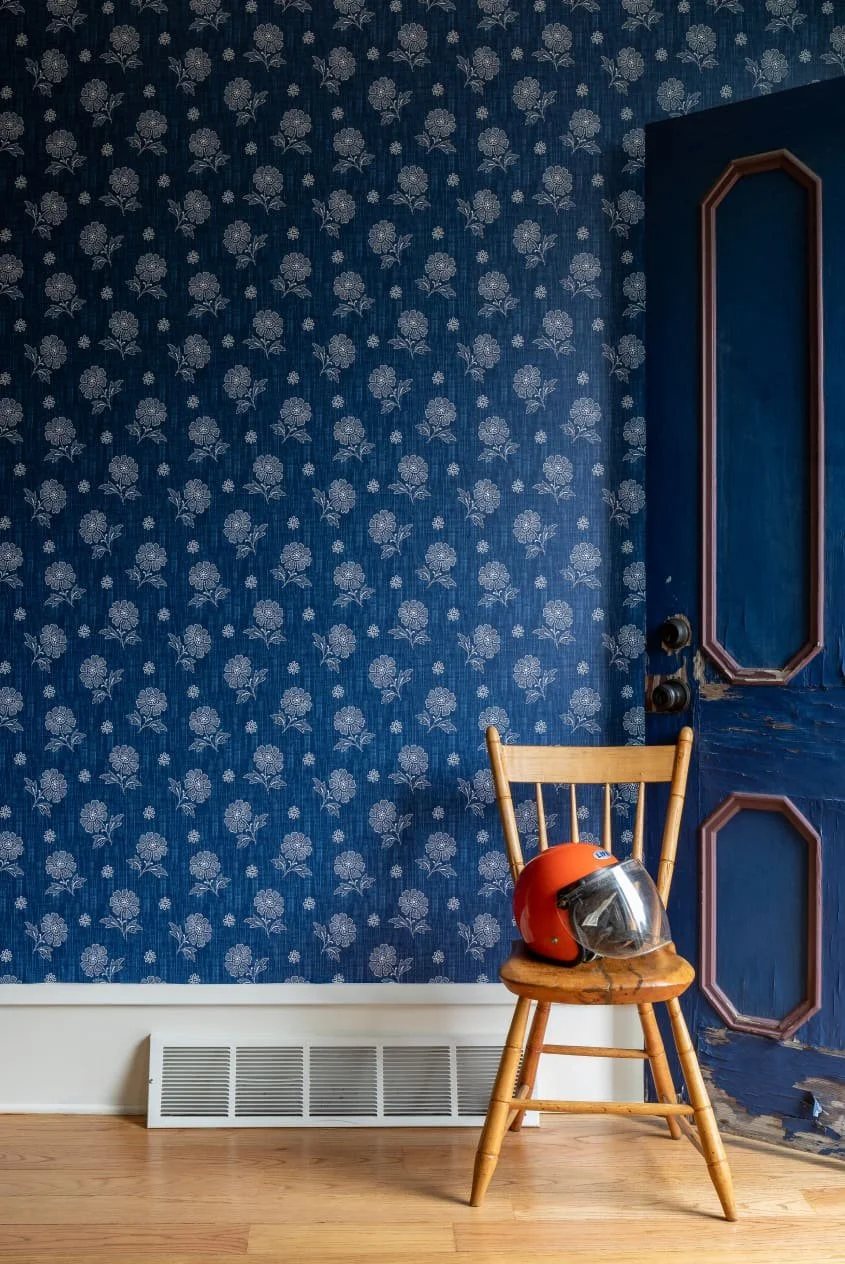 at_style_2022-01_Max Humphrey x Chasing Paper_max-humphrey-chasing-paper-denim-flower-wallpaper.jpg