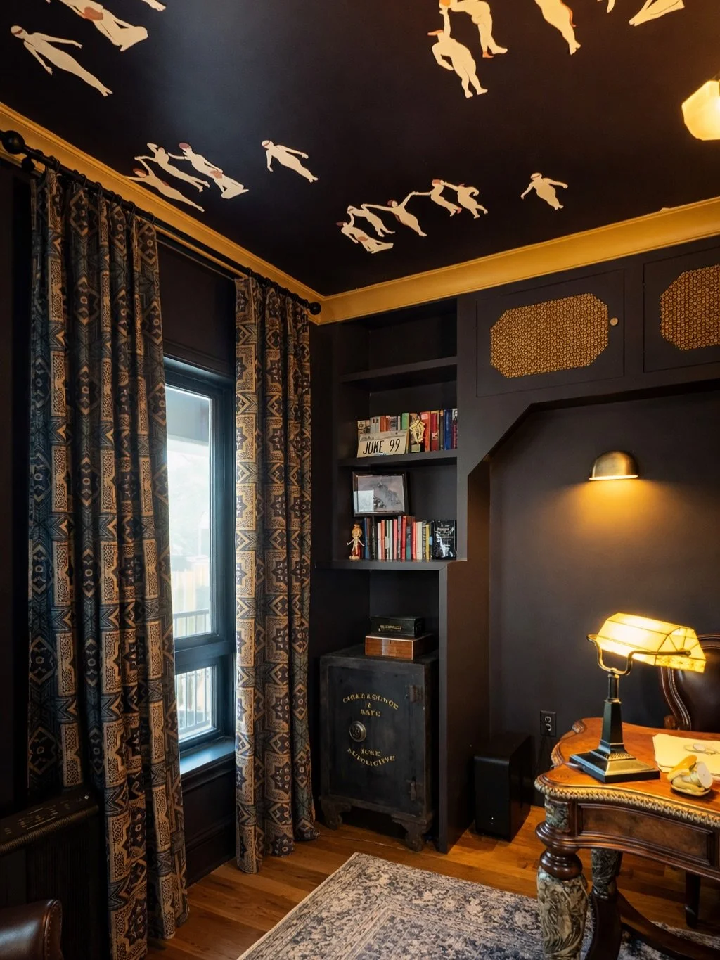 Still riding the high from the Tribeza tour. It was such an honor to work with @chloechiangatx outfitting her home with so many incredible prints and just as special to walk through so many beautiful spaces.

One thing was obvious: wallpaper is havin