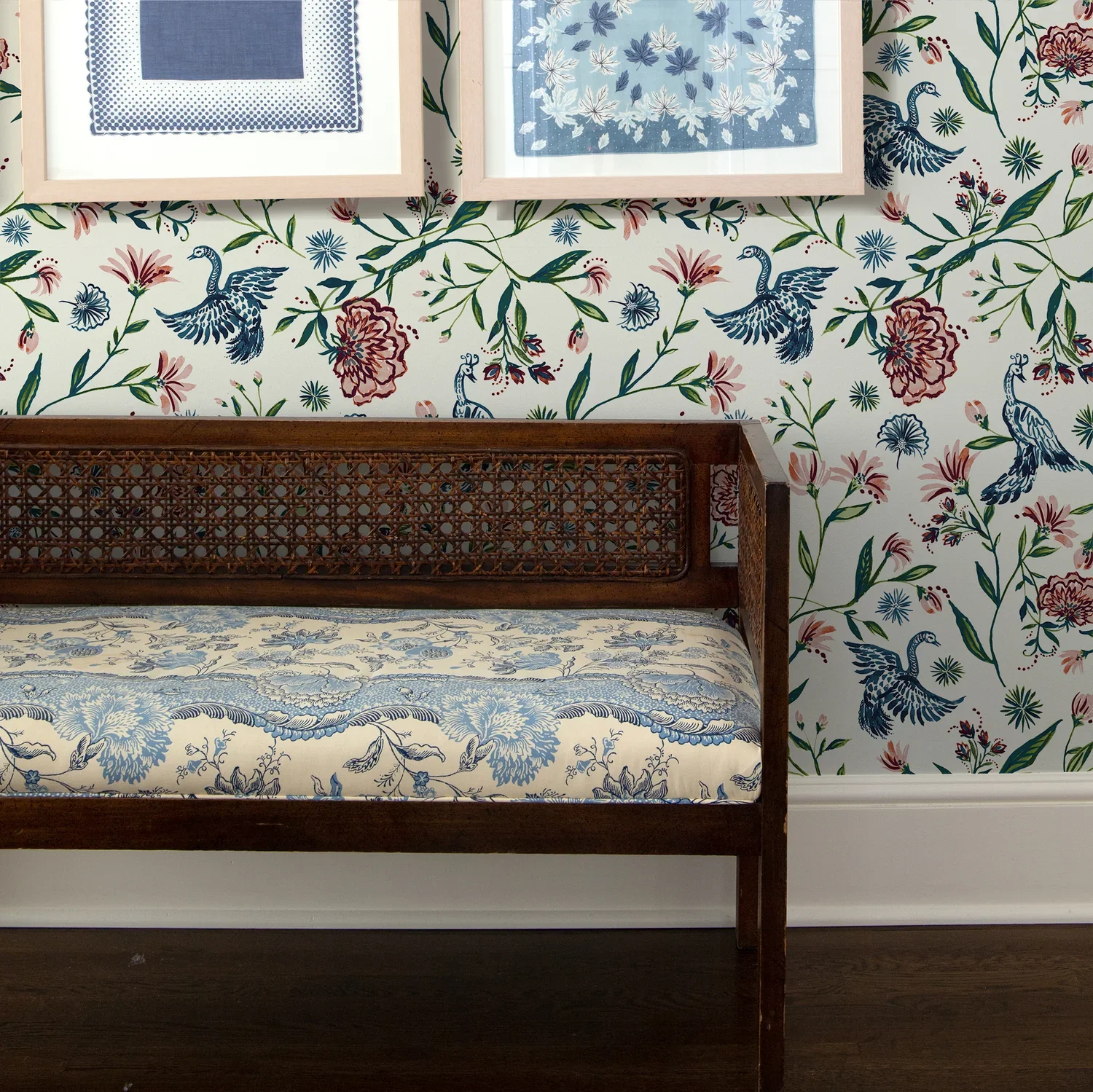 blue-frame-bench-daphne-cream-WEB.webp