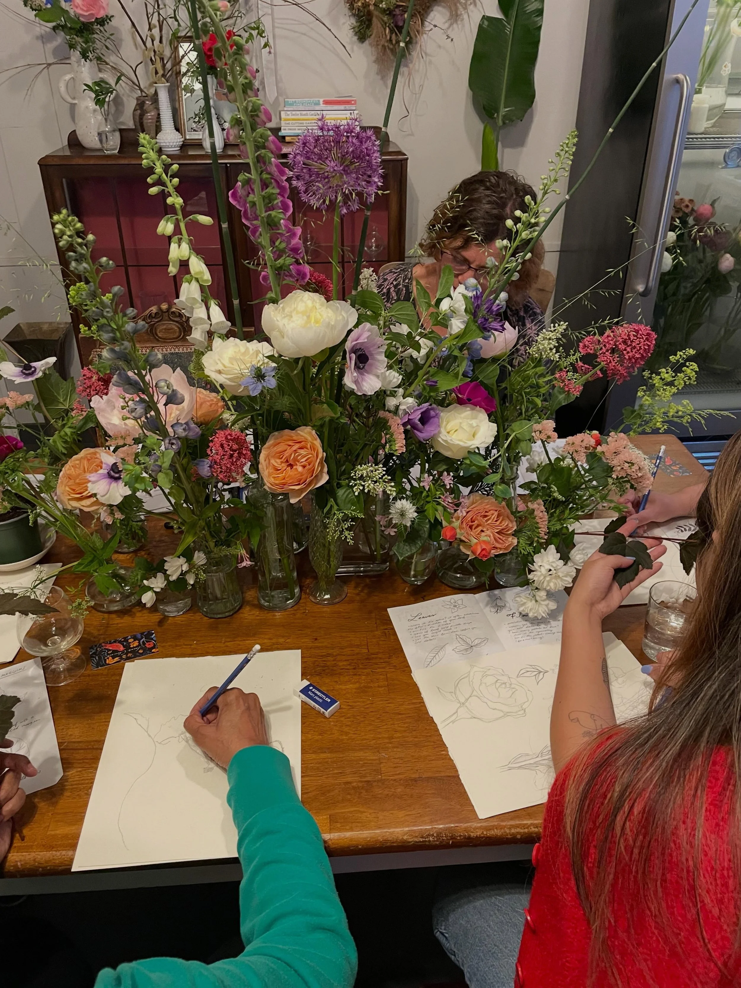 What a beautiful evening! Amanda of @forage_and_bloom went all out with the most gorgeous and abundant display of flowers. Everyone gathered around the table and I lead a series of drawing exerices to get comfortable sketching botanicals. At the end 