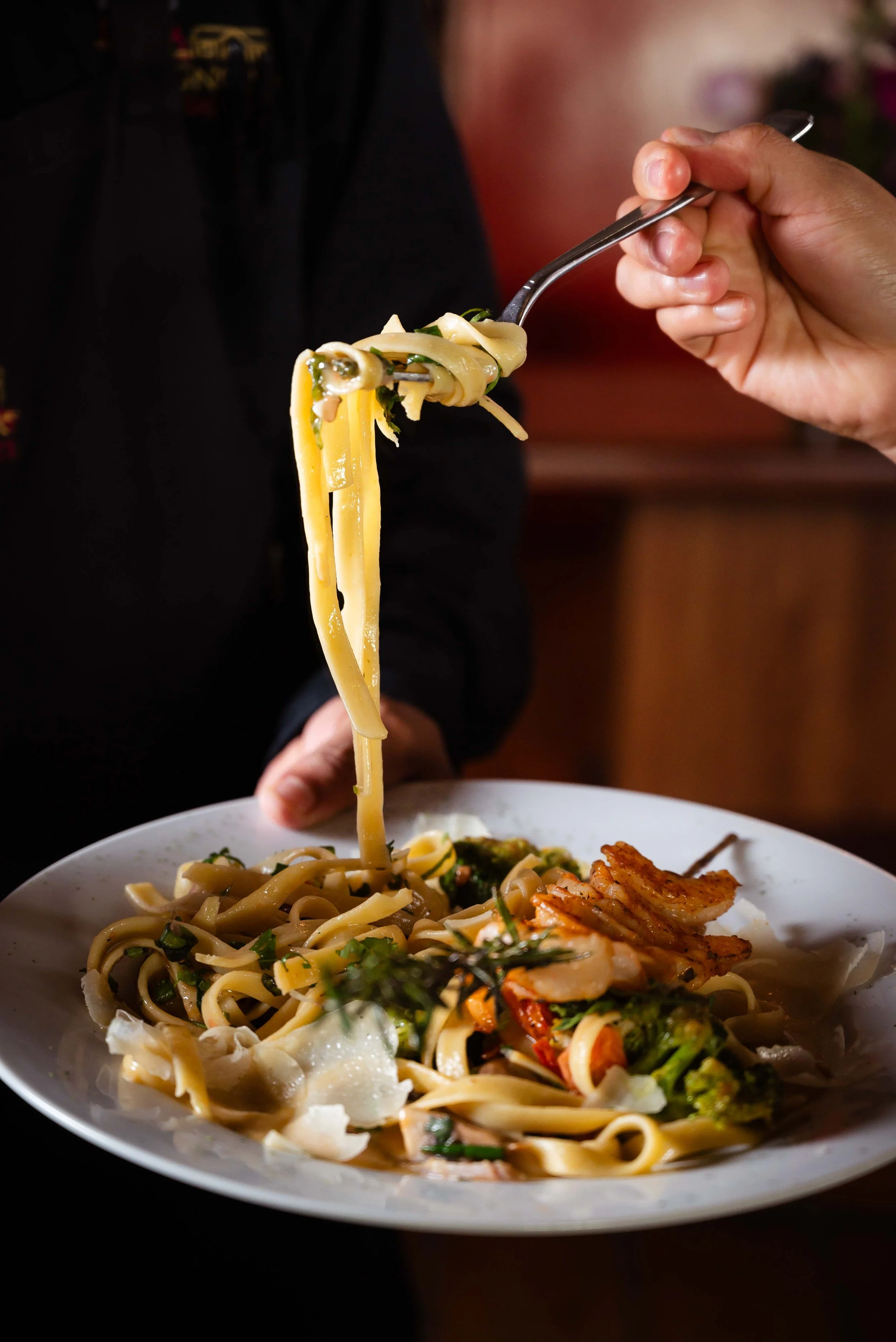 Pasta con camarón y verduras.
