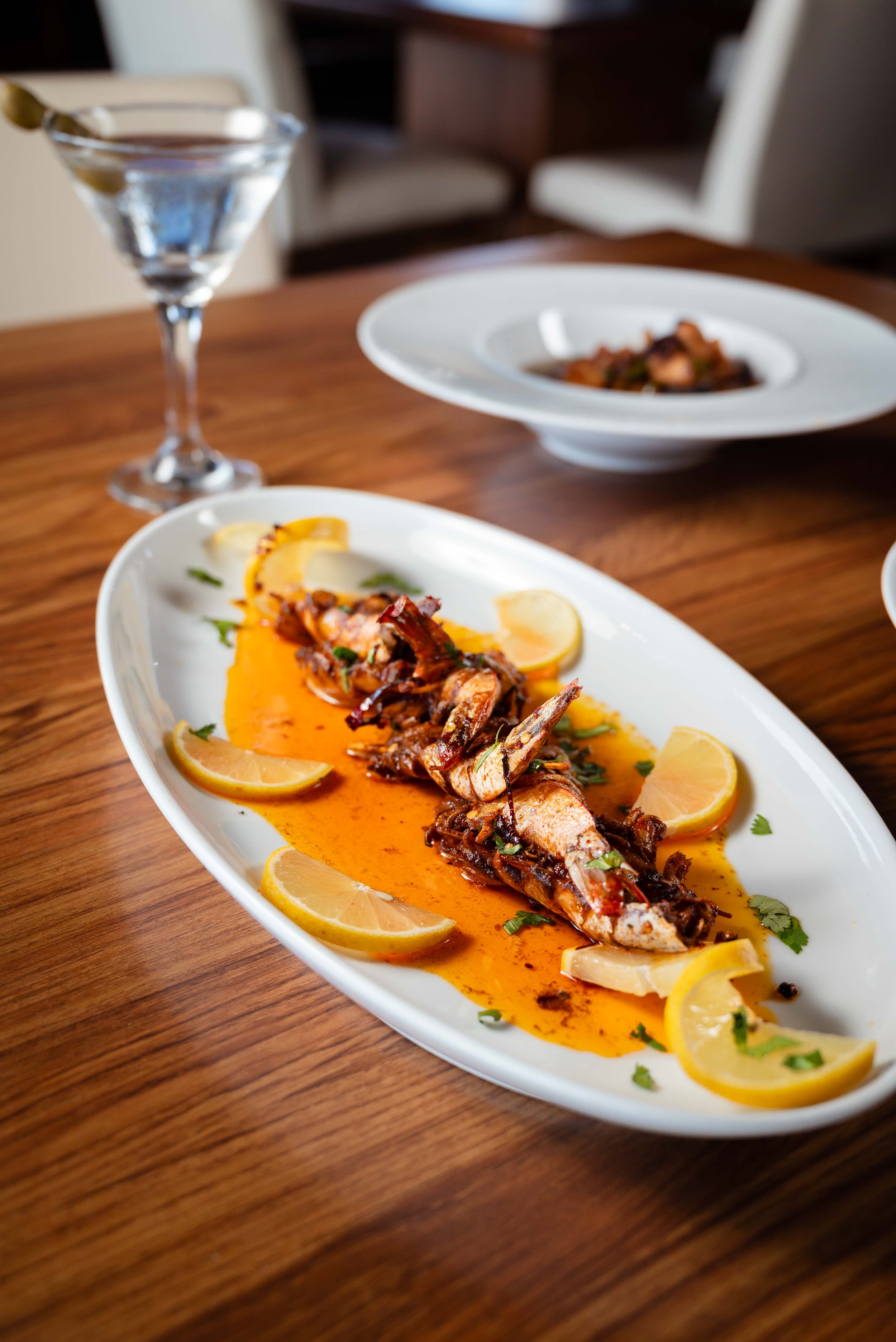 Camarones asados bañados en salsa naranja.