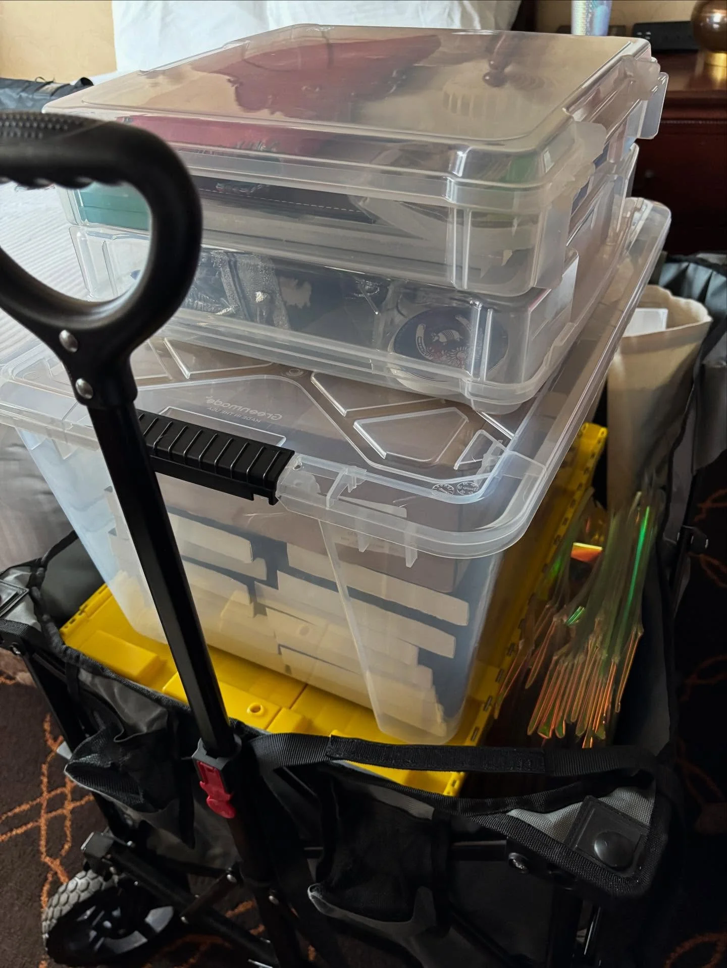 What&rsquo;s it like to go to a book conference? Oh, I DON&rsquo;T KNOW&hellip; 
@armadilloconsff