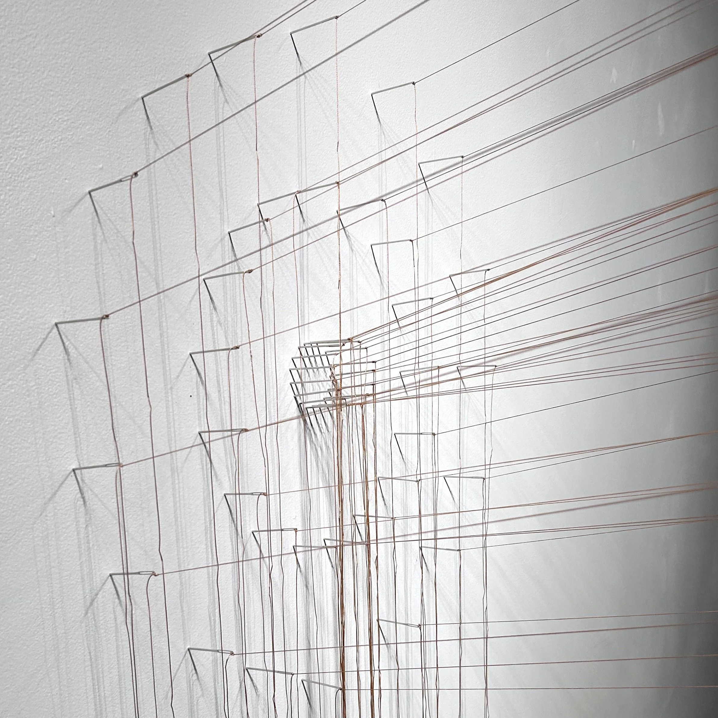 Fat moon, suspent (south wall).
Denim, needles, kite string.
23 ft x 4 ft x 12 ft (site specific installation); 2024.