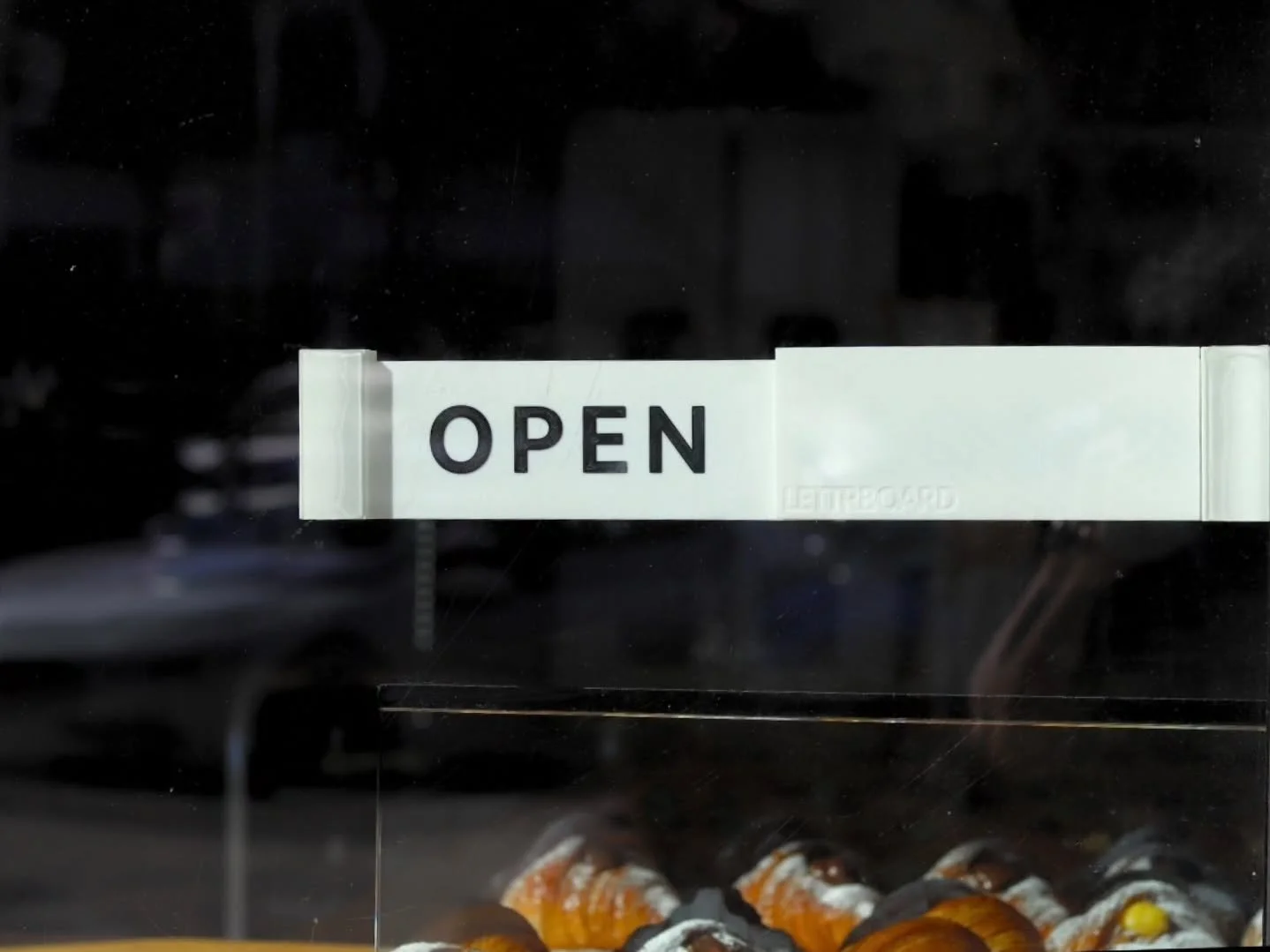 Open / Closed
A simple sliding sign designed to be clear at a glance.

-
-
-

#coffeeshopdesign
#cafesignage
#retaildesign
#counterdisplay
#minimaldesign