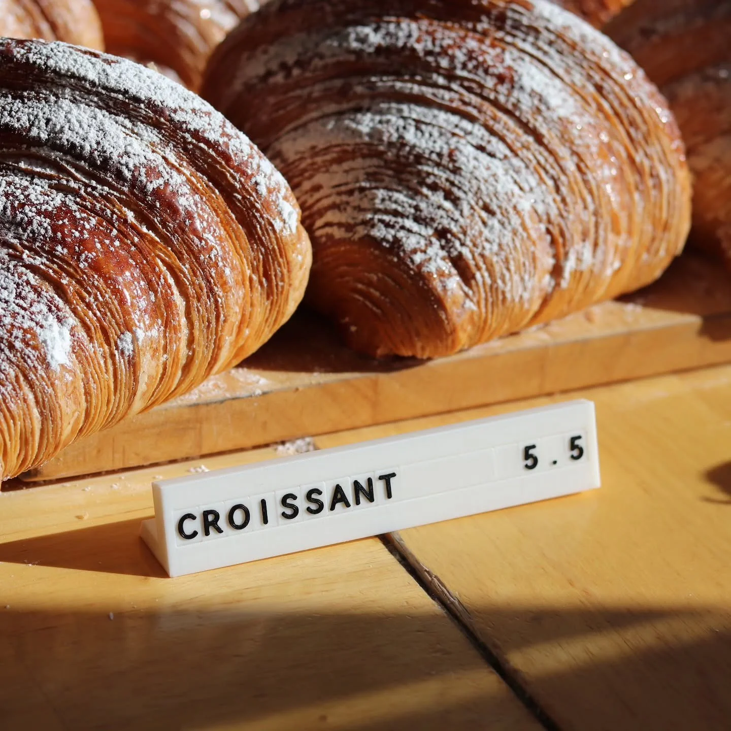 Clear messaging at the counter 🥐
Single-row signage with space for up to 17 characters, designed to change as often as your menu.

-
-
-

#croissant
#coffeeshopdesign
#bakeryaesthetic
#counterdisplay
#minimaldesign