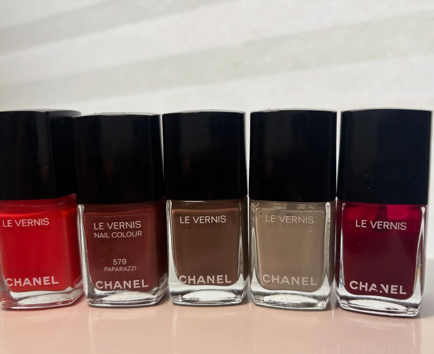 Choosing the right polish color can completely change how your hands look.
At Hudson Studio, we offer personal color advice even for regular polish,
helping you find the perfect shade that complements your skin tone.

From classic nudes to chic seaso