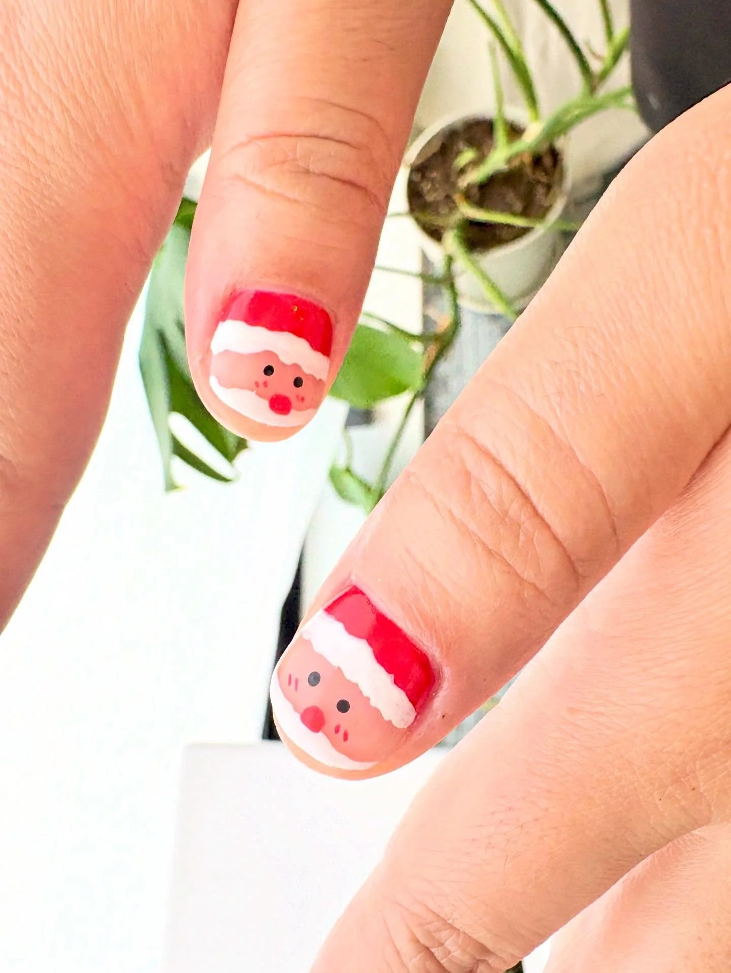 Santa tips to start the holiday mood! 🎅✨
Tiny Santa faces painted with love &mdash; perfect for December vibes.
Get your festive nails at HUDSON STUDIO, Azabu-Juban.
12月の指先に、小さなサンタさんを。🎅✨
見るたびにほっこりするホリデーネイル。
麻布十番HUDSON STUDIOでお待ちしております。
#サンタネイル
#クリス