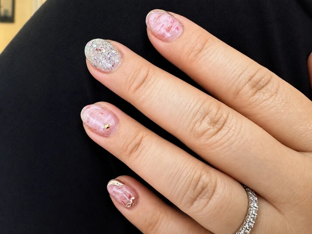 Pearl &amp; gold sheer nails &mdash; now booking 🤍

Soft, luminous, quietly luxurious.
Whether you have a look in mind or just want something beautiful,
we're here to make it happen.
パール &times; ゴールドのシアーネイル、今週もご予約受付中です🤍

朝の光に溶け込むような、繊細で上品な仕上がり。
「こん