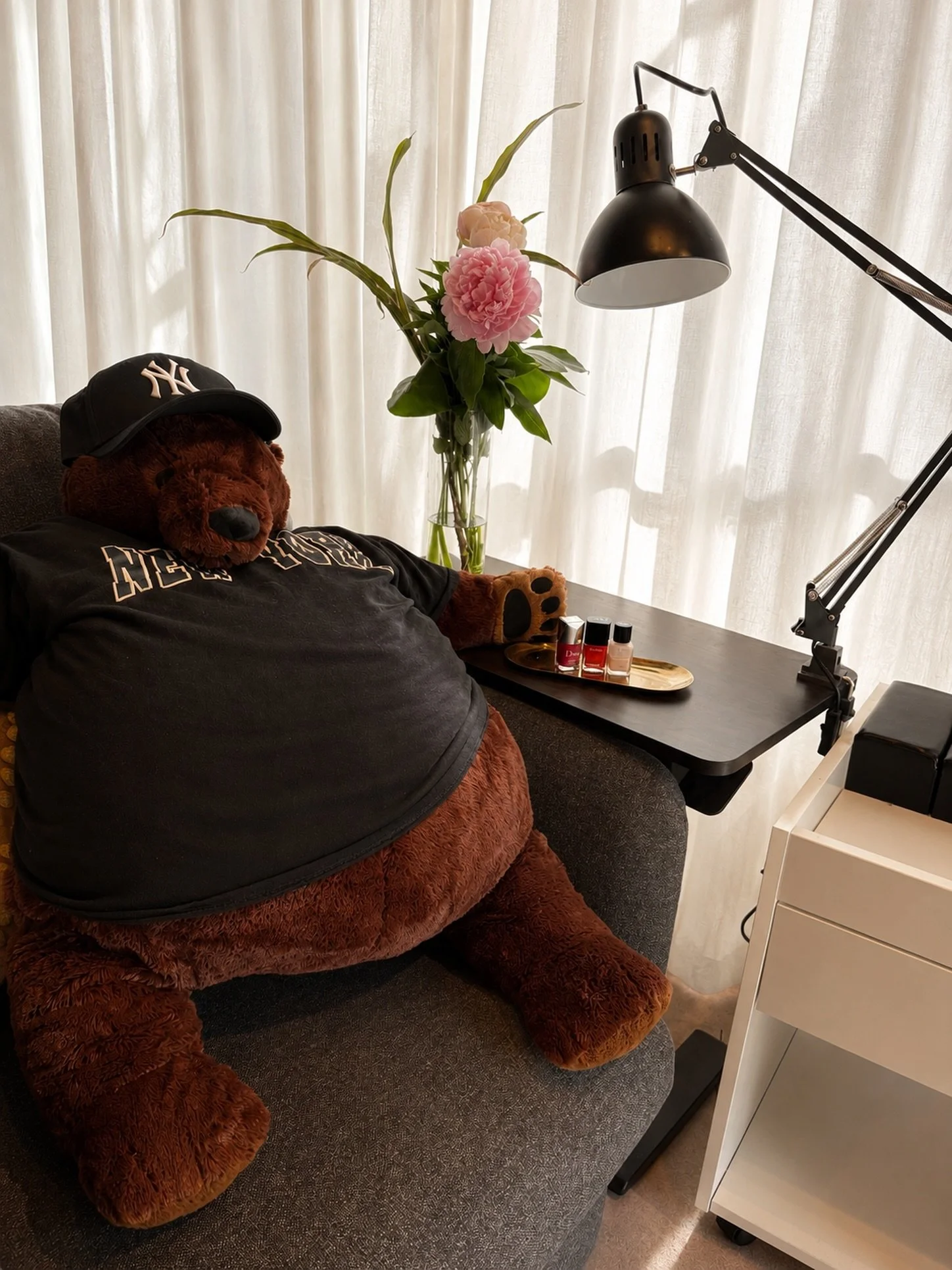 🐻 Our most stylish client yet just walked in&hellip;
Rocking a NY Yankees cap, a New York sweatshirt, and absolutely zero stress &mdash; this teddy bear knows how to treat himself to a proper nail session 💅
Kicking back in an IKEA armchair, surroun