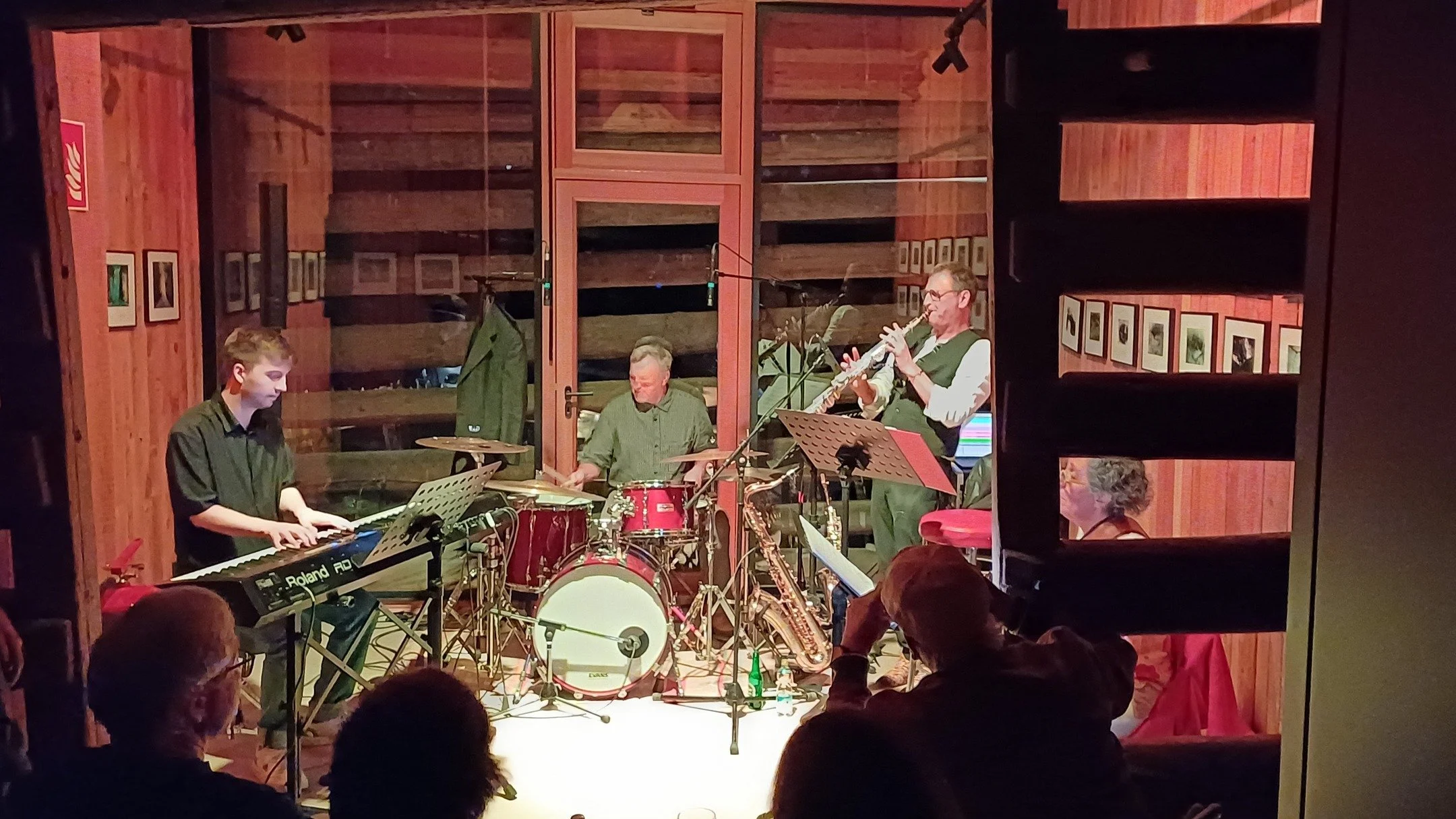 Vielen, vielen Dank an @christoph_hot_heiss , Manuela, Peter und Felix für eure musikalische Glanzleistung und den gemütlichen Jazzabend!
Wir freuen uns schon aufs nächste mal! 😊