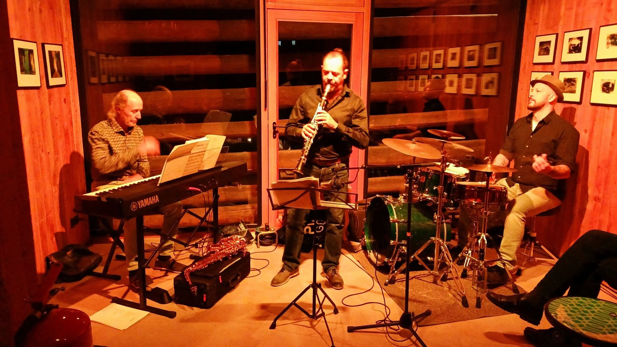 Vielen, vielen Dank an die Jazz Monkeys:
Reini Mathoy - Keyboard
Stefan Matt - Klarinette, Saxophon
Mirko Schuler - Schlagzeug
.... für einen mit Jazz, Funk und Soul erfüllten Abend!
Mit Eurem Können und Eurer Spielfreude habt ihr