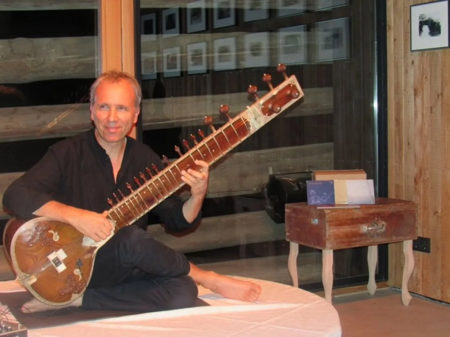 Vielen Dank, Klaus, f&uuml;r diesen ganz besonderen Abend.
Wir haben die Kl&auml;nge deiner Sitar sehr genossen und es war mehr als nur eine Freude dir zuzuh&ouml;ren und zuzusehen 😊

Danke &hearts;️