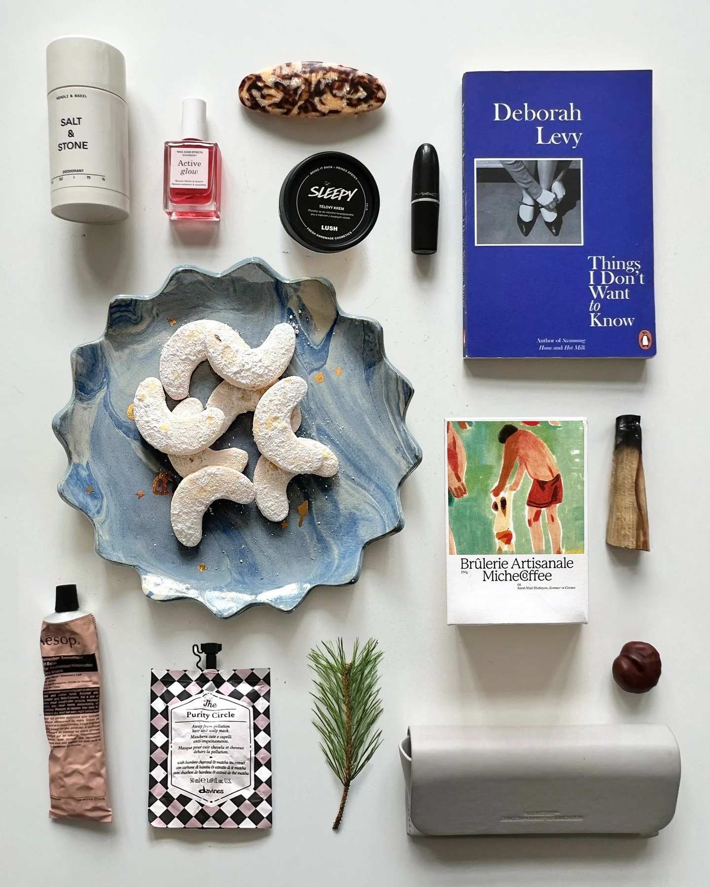 Survival kit na obdob&iacute; mezi sv&aacute;tky:
cukrov&iacute;, setk&aacute;n&iacute; s př&aacute;teli, proch&aacute;zky v lese se psem a self-care ritu&aacute;ly. 🤍
Co v&iacute;c si př&aacute;t?