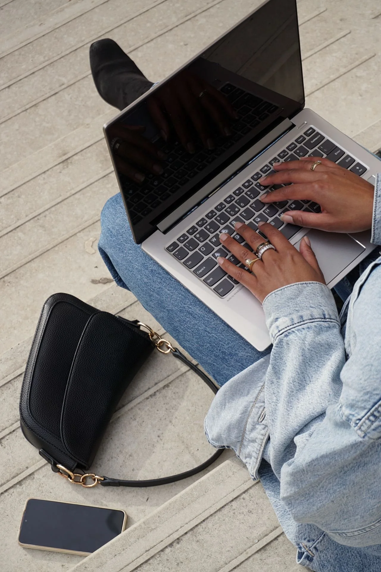 Freelance content marketeer op haar laptop.