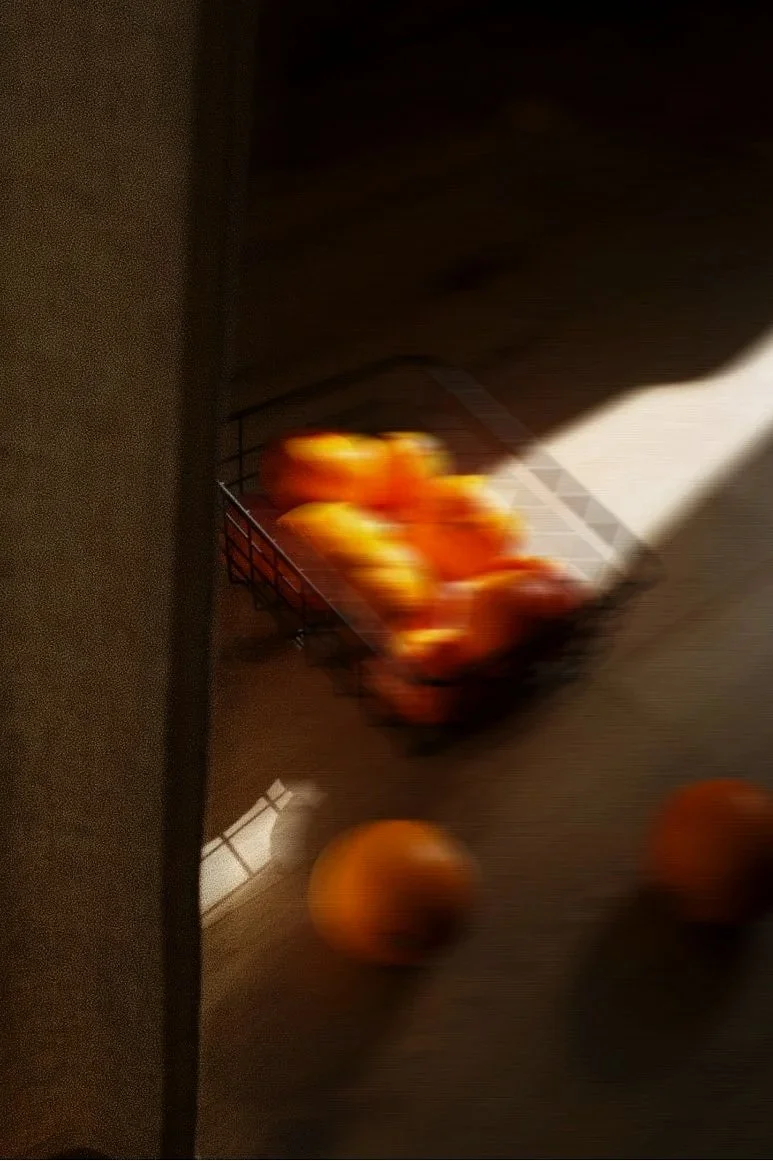 Oranje sinaasappels en mandarijnen, mooi gefotografeerd met speling in licht.