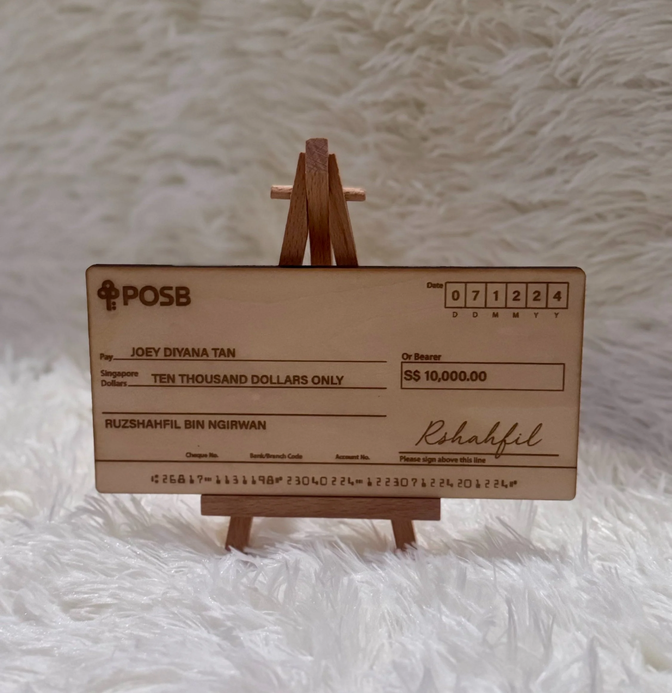 Acrylic Cheque Full Arch Display with 3D Acrylic Cheque — Zenamas