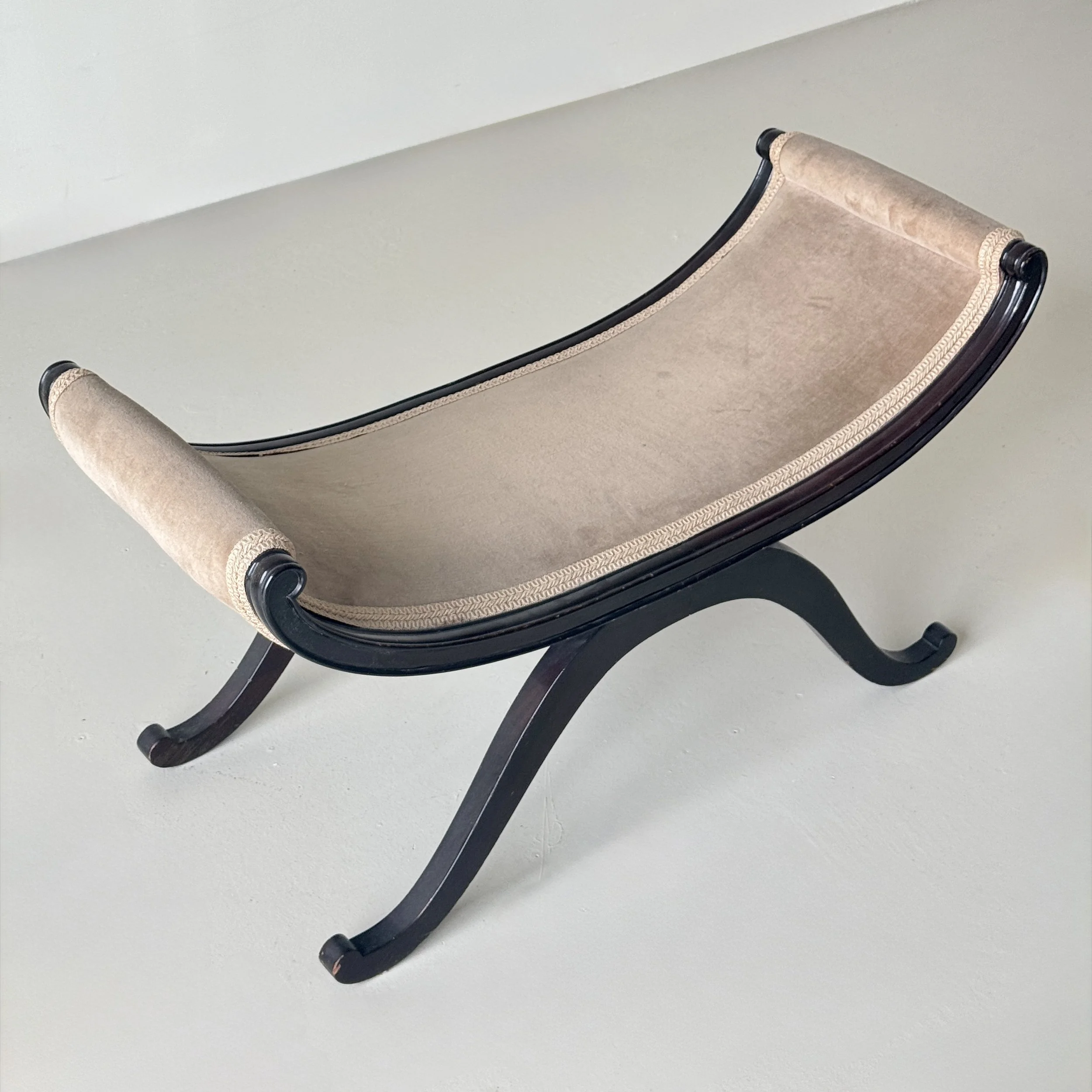 Curule_form_bench_02.JPG