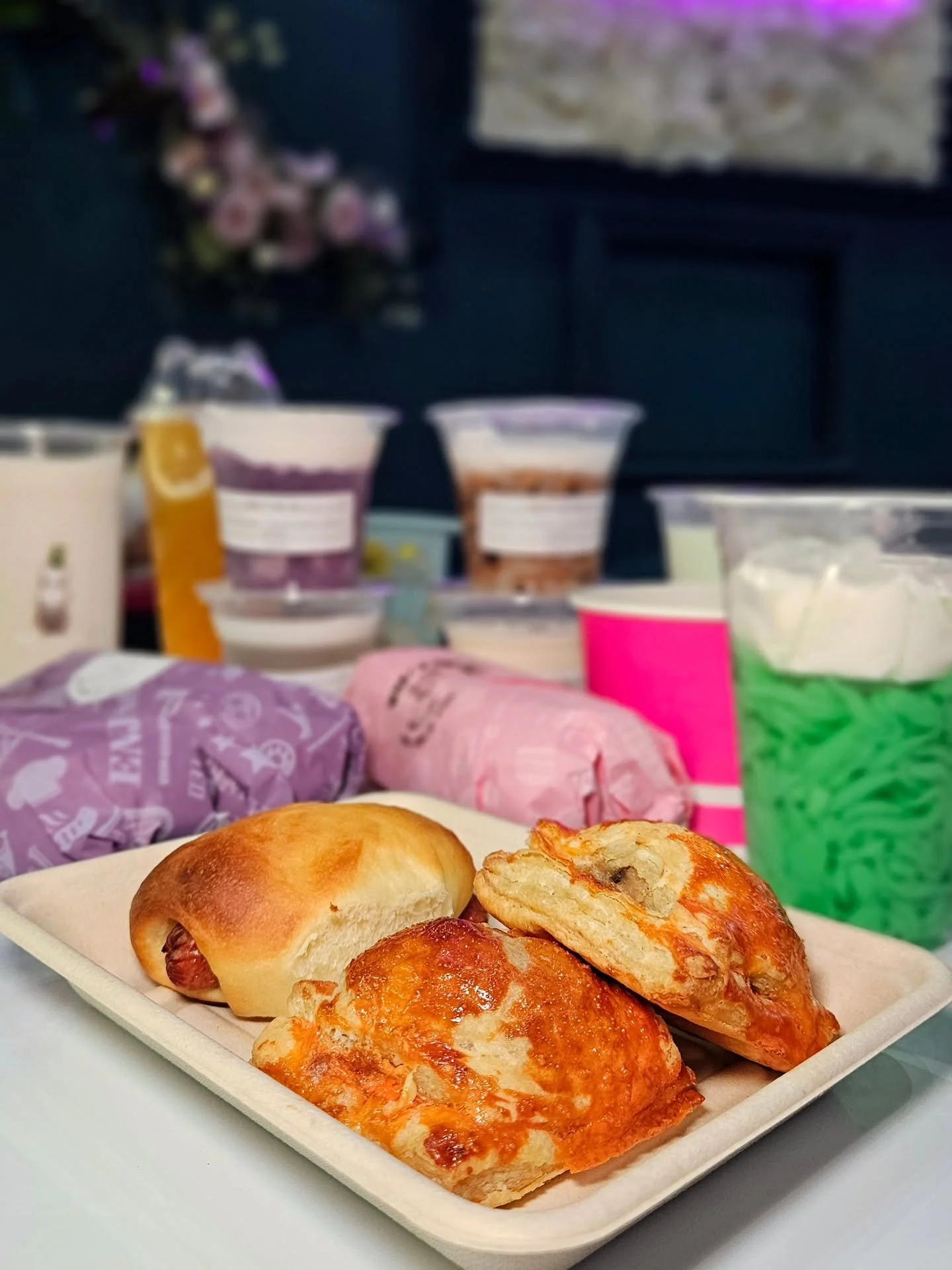 What's The Tea? announced their opening in ATX Asian Food Facebook Group and we went! It's a new Vietnamese-owned shop has opened in Hutto. Finally a place that has che, Banh Mi, Snacks, etc!!

🍨 Ch&egrave; Selection
The ch&egrave; offerings are pre