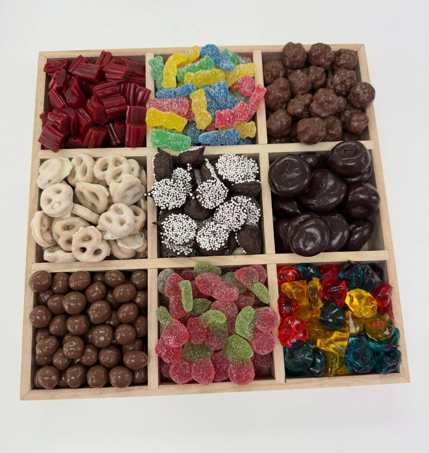 One tray, infinite possibilities&hellip;The sweetest gift for every celebration! 🍫🍬🩷🍬🍫

#customcandytray #customized #madetoorder #sweetgifts #buildyourown