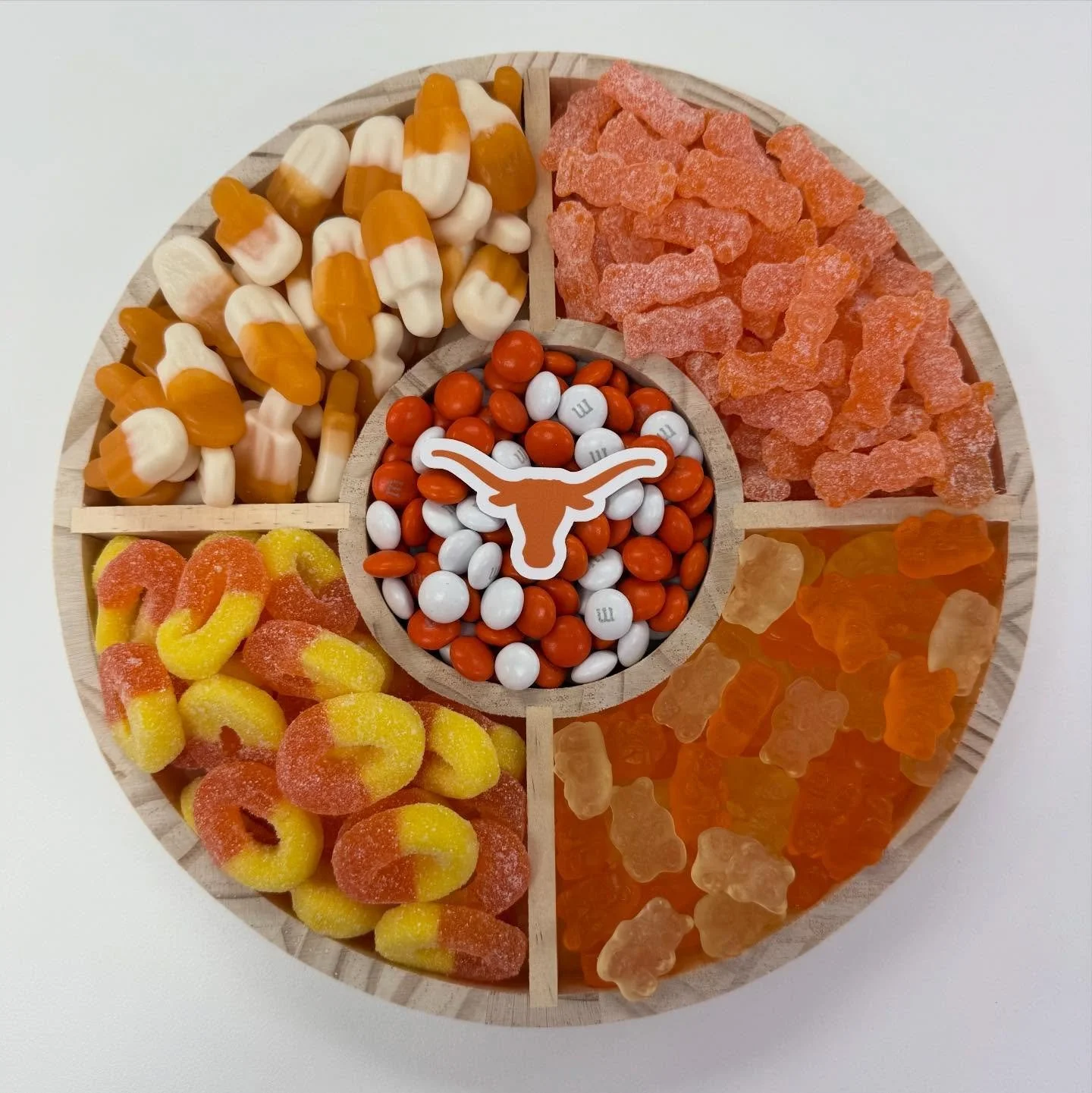 Hook &rsquo;em 🤘🧡
Grad gifts for your favorite future Longhorn&hellip;
From candy boards to pillows + blankets, bling bottles, and custom goodies - we&rsquo;ve got everything you need to celebrate your University of Texas grad in the sweetest way ?