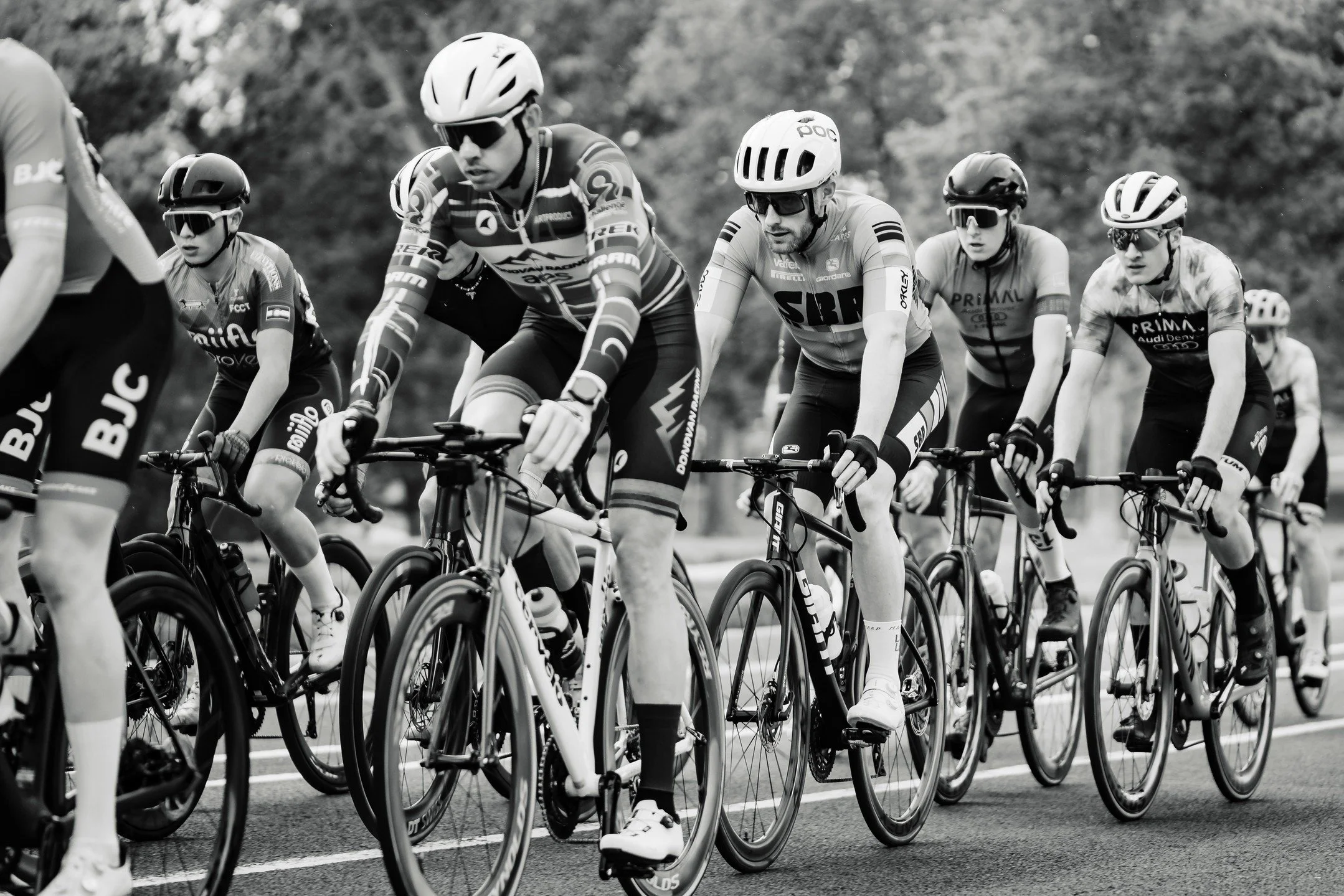 The pace. The precision. The patience.
Every move in the peloton is calculated. Every glance holds meaning. Racing isn&rsquo;t just about who has the most power. It is about who can read the group better. Who can stay calm. Who knows exactly when to 