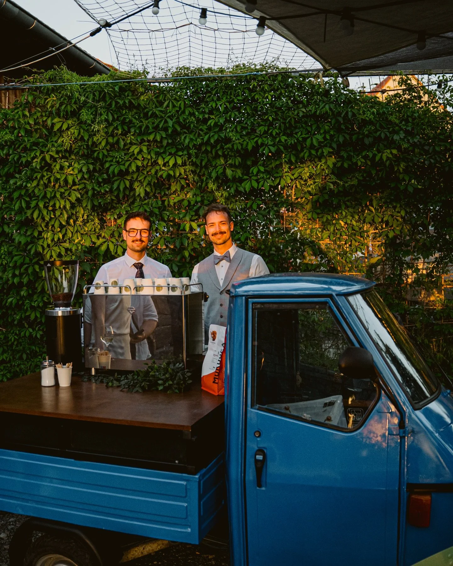 Vincent Monning und Jan-Niclas Monning, Gründer von KaffeePack, bei einem Instagram Carousel Beitrag. Verlinkung zu Instagram Account