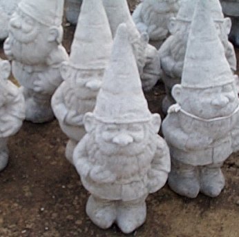 SG399 GNOMES SMALL STANDING $21