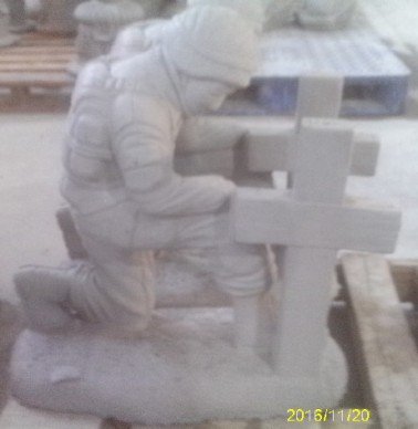 SS616 SOLDIER KNEELING BY CROSS $90