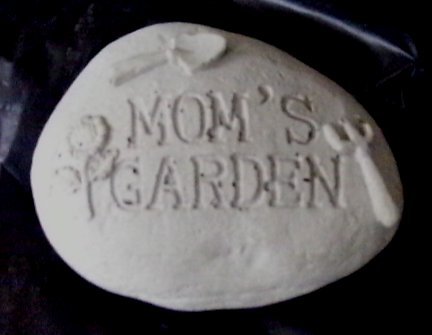 SM510 MOMS GARDEN STONE $5