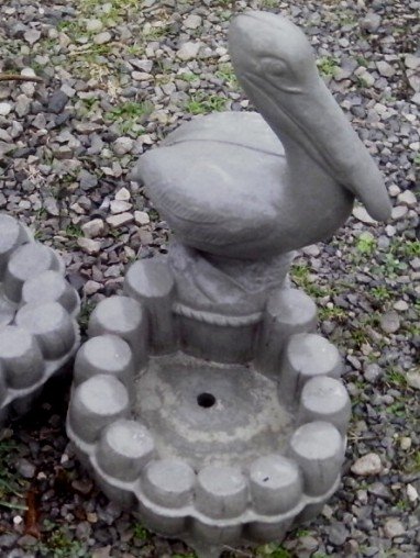 PP266 PELICAN ON PIER PLANTER