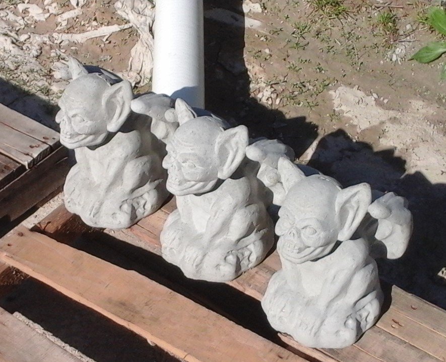 SG371 GARGOYLE ODD FACE WITH WINGS $21