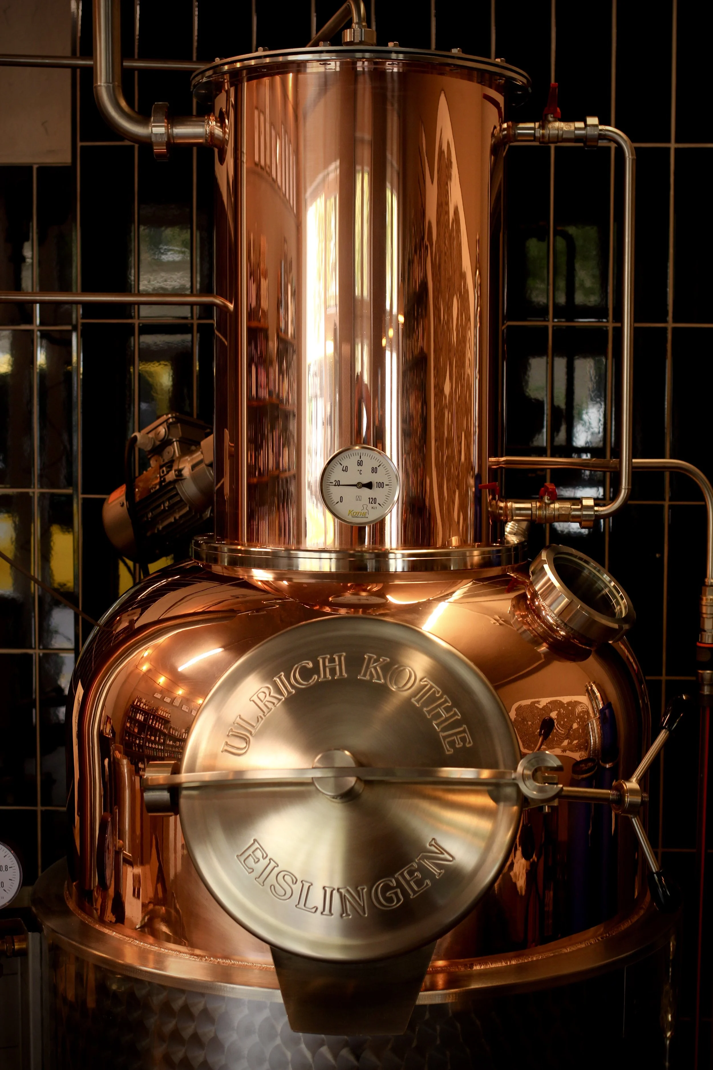 Kupferner Kessel mit Thermometer, auf dem steht 'Ullrich Kothe Eißlingen'.