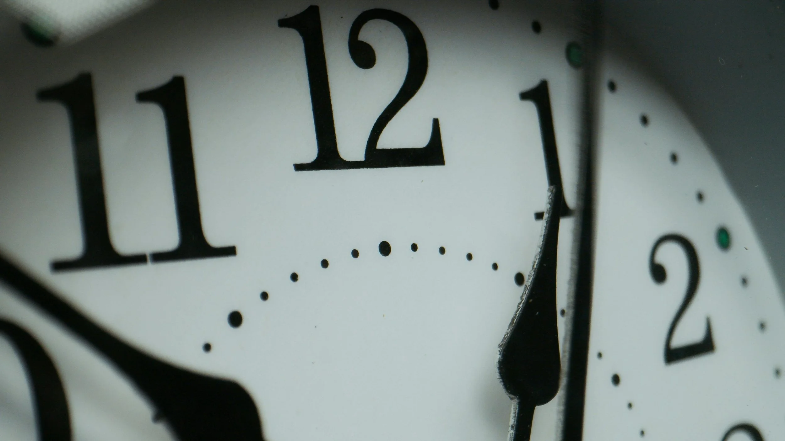 Analogue-clock-face | Links between migraine and mood