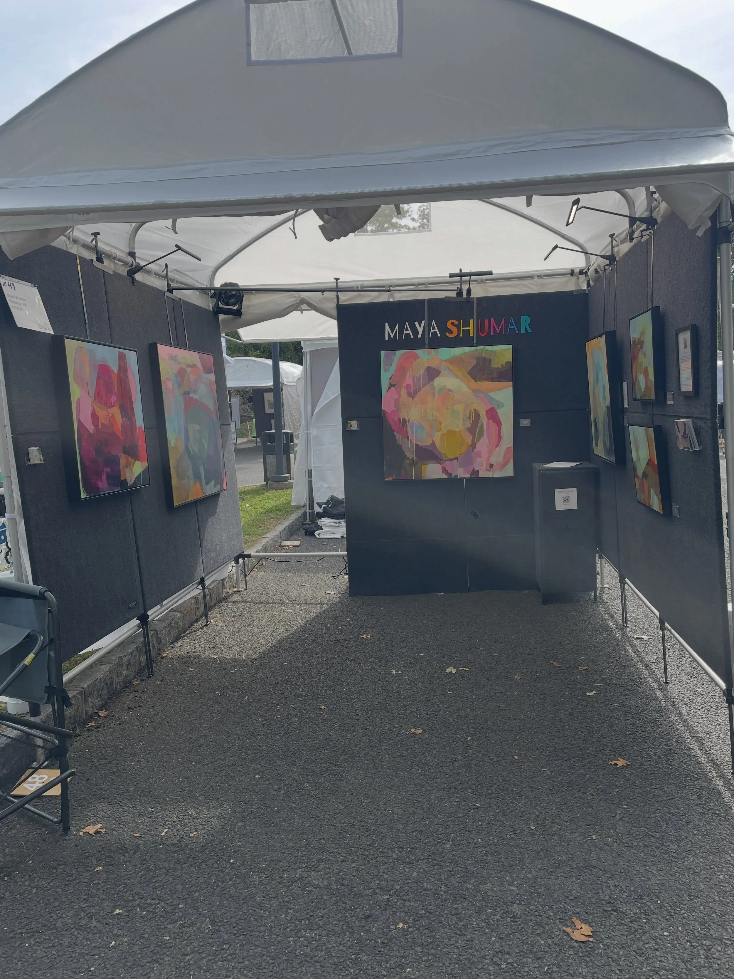 It&rsquo;s day one of the annual outdoor Arts Festival at the @brucemuseum and the weather is gorg! Come see me this weekend in Greenwich, CT. 

Saturday 10am-5pm
Sunday 10am-5pm

Booth 48