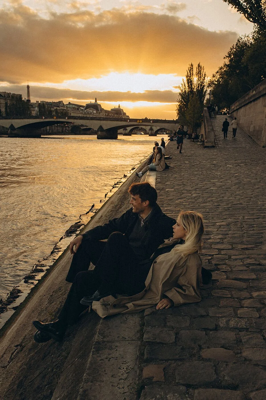 vintage-inspired-couple-photos-seine-Paris1.jpg
