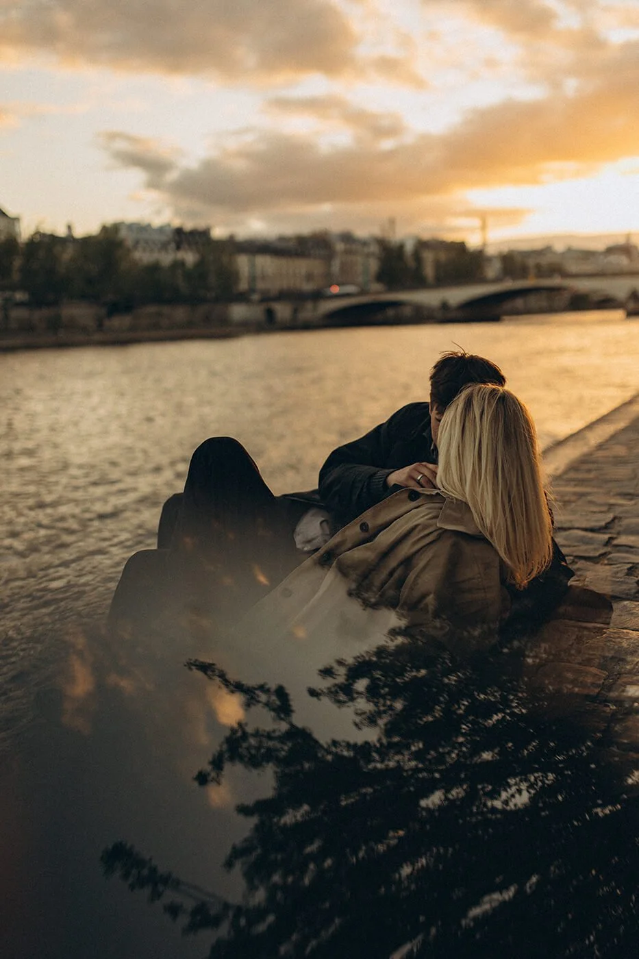 candid-couple-session-seine-river-paris-sunset6.jpg