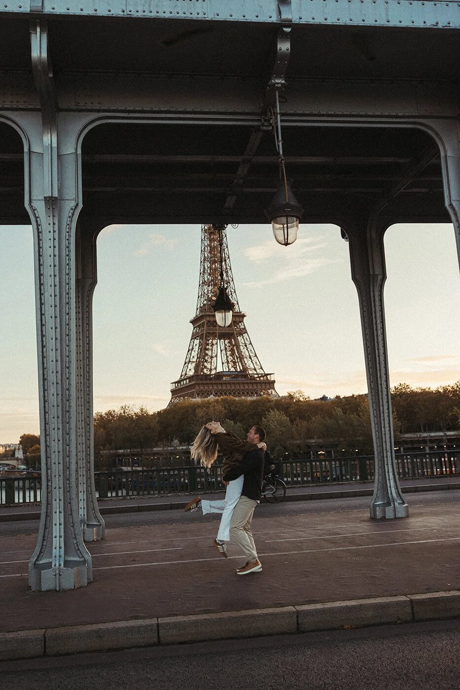 paris-couple-session-gallery-cover-eiffel-tower-cinematic.jpg