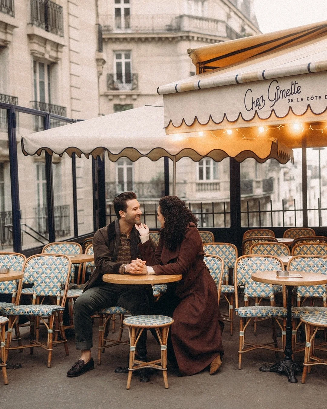 Mel &amp; Otto 🤎☕️

A morning coffee in Paris, soft laughter across the table, and the kind of love that turns an ordinary moment into something cinematic ✨

&mdash;&mdash;&mdash;

#cinematic #parisphotographer #parisengagement #parisproposal #paris