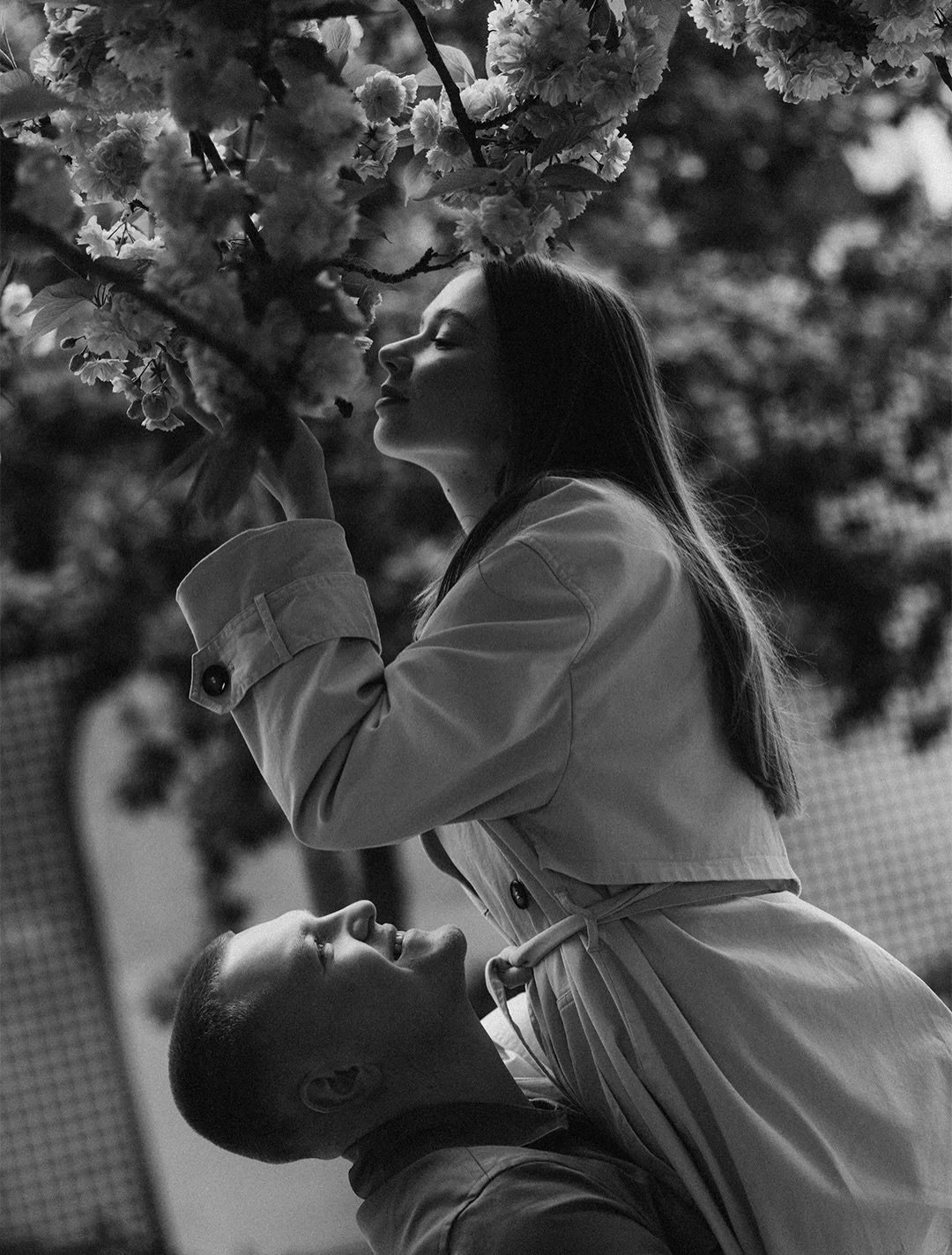 Anna &amp; Ilya 🌸 Not all Paris magic lives by the landmarks. Some of it blooms in silence.

&mdash;&mdash;&mdash;

#cinematic #parisphotographer #parisengagement #couplephotoshoot #parisphotoshoot

keywords: paris, paris photographer, fotograf w Pa