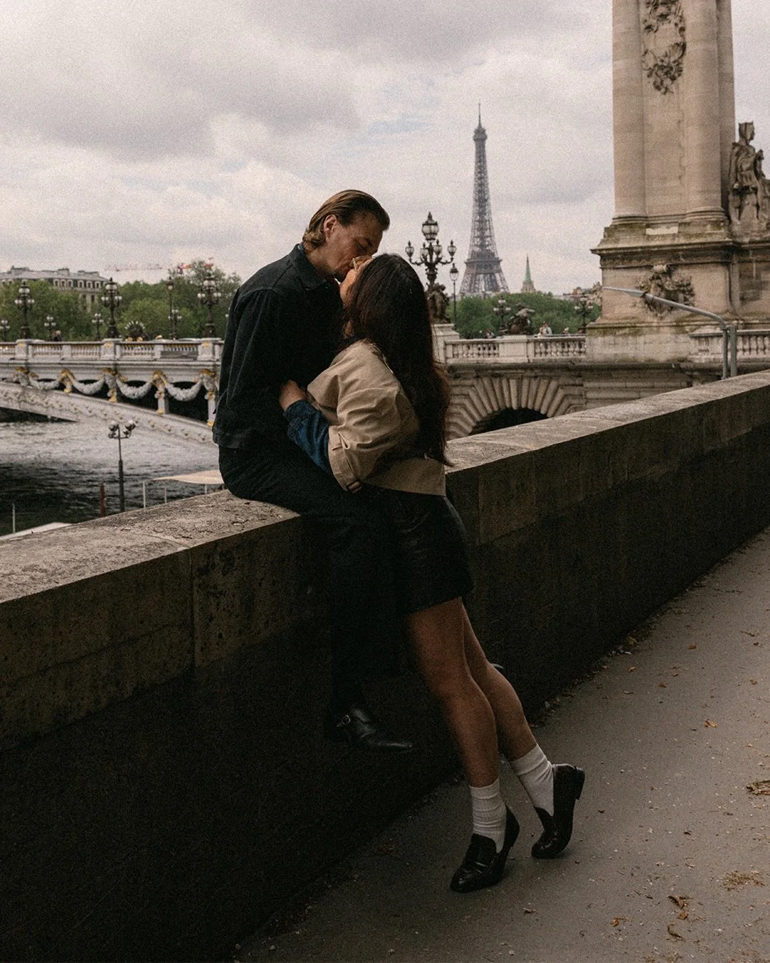 Running around Paris with A + M 🎞️✨
&mdash;
#dirtybootsandmessyhair #vintagelove #parisphotographer #cinematic #couplephotoshoot