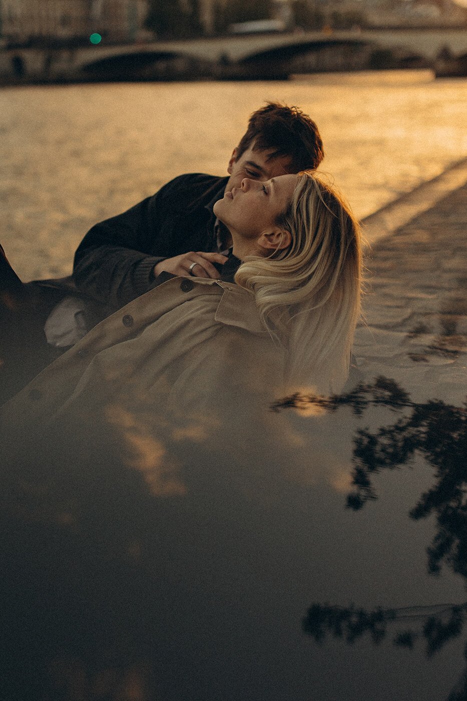 candid-couple-session-seine-river-paris-sunset7.jpg